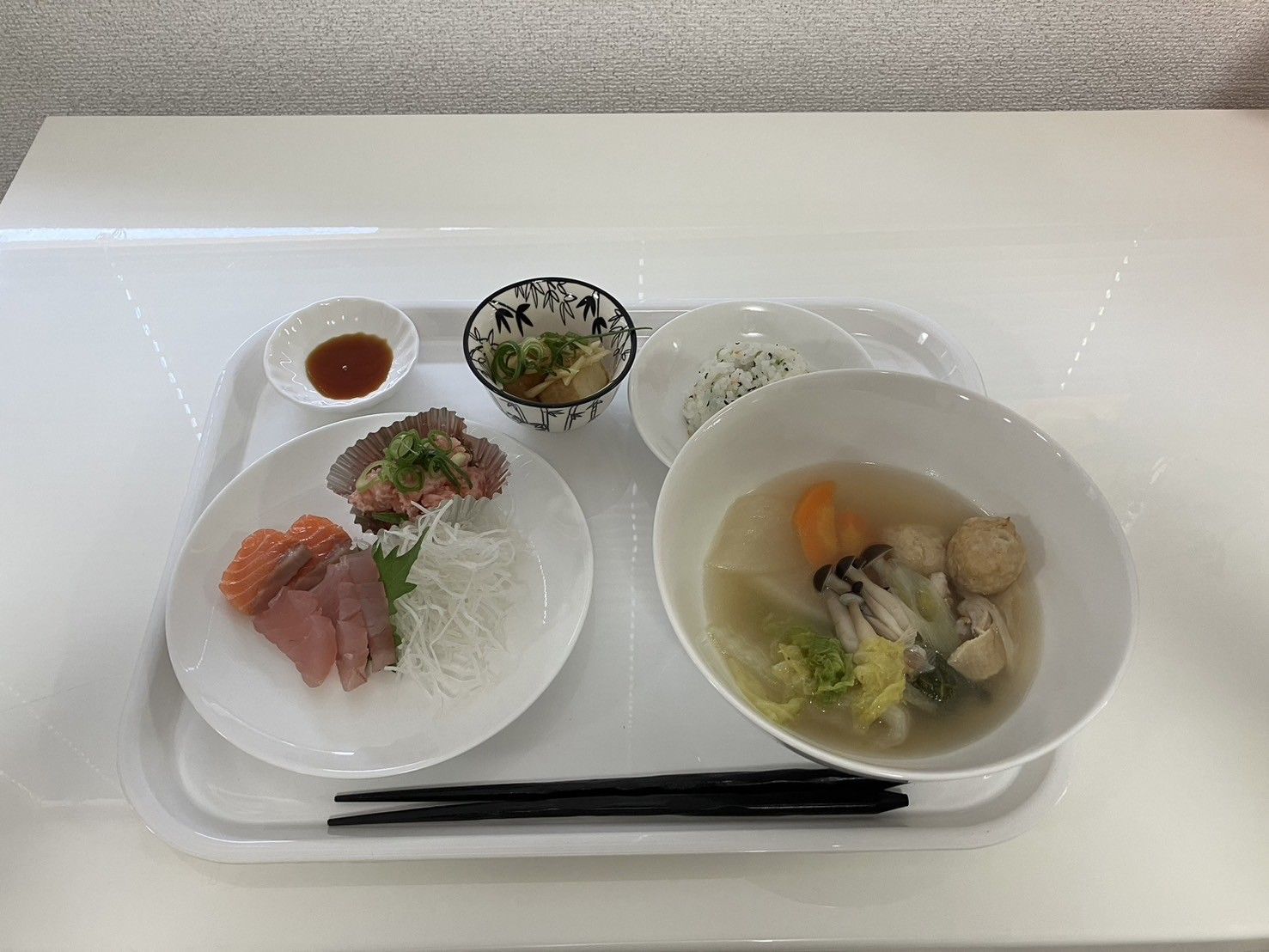 配膳された食事の一例