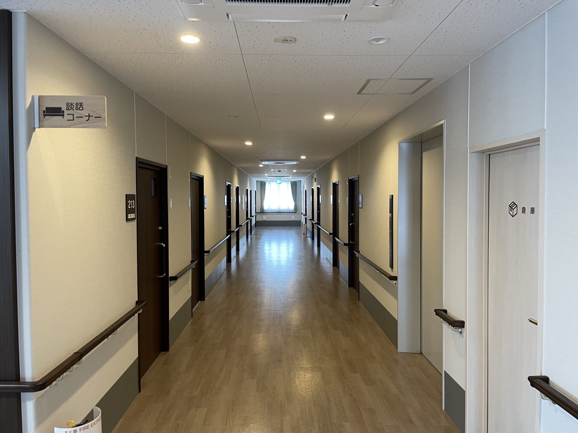 明るく広々とした廊下
