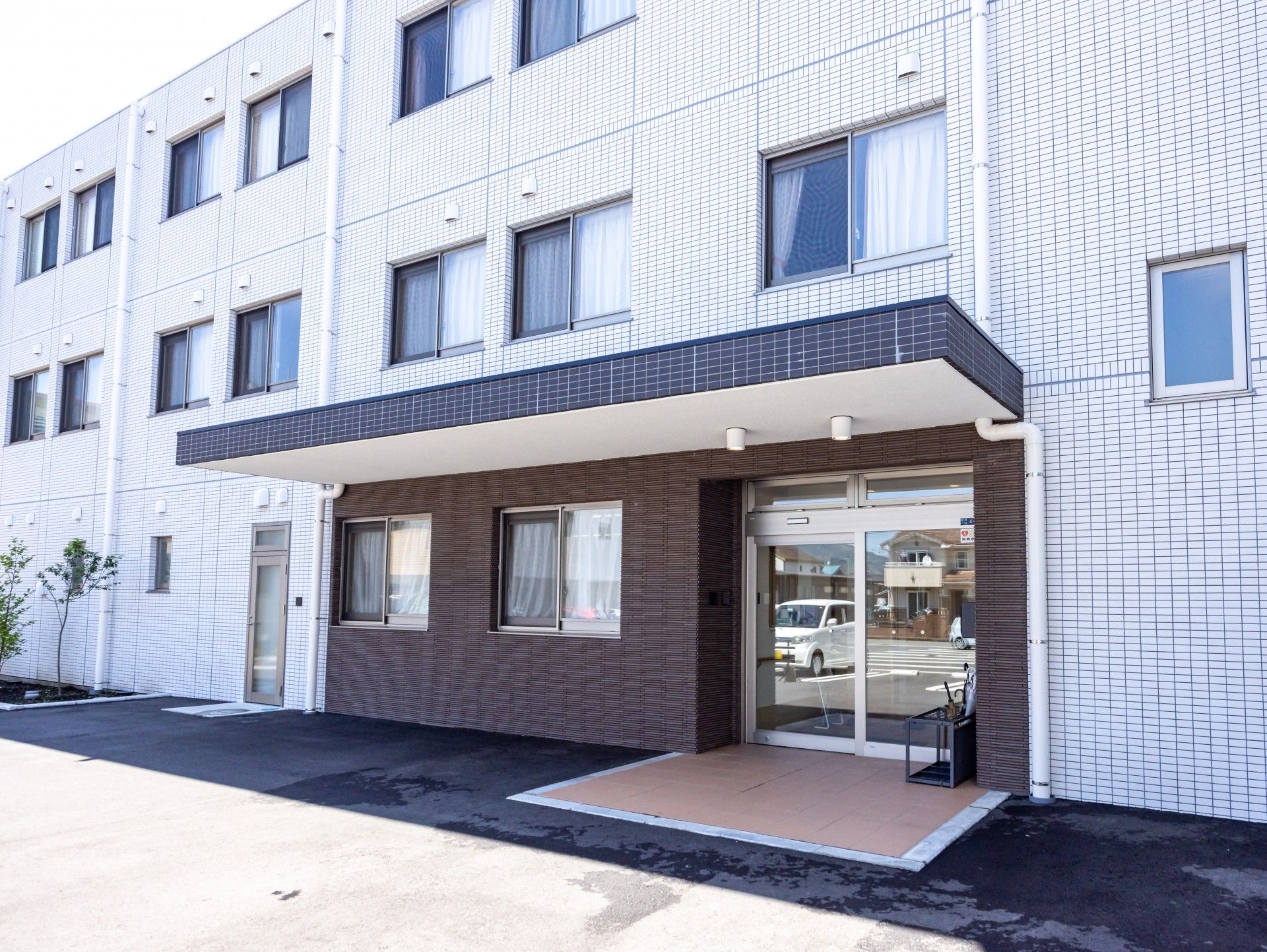 明るいエントランスの建物