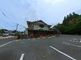 ゆったりとした駐車場の風景
