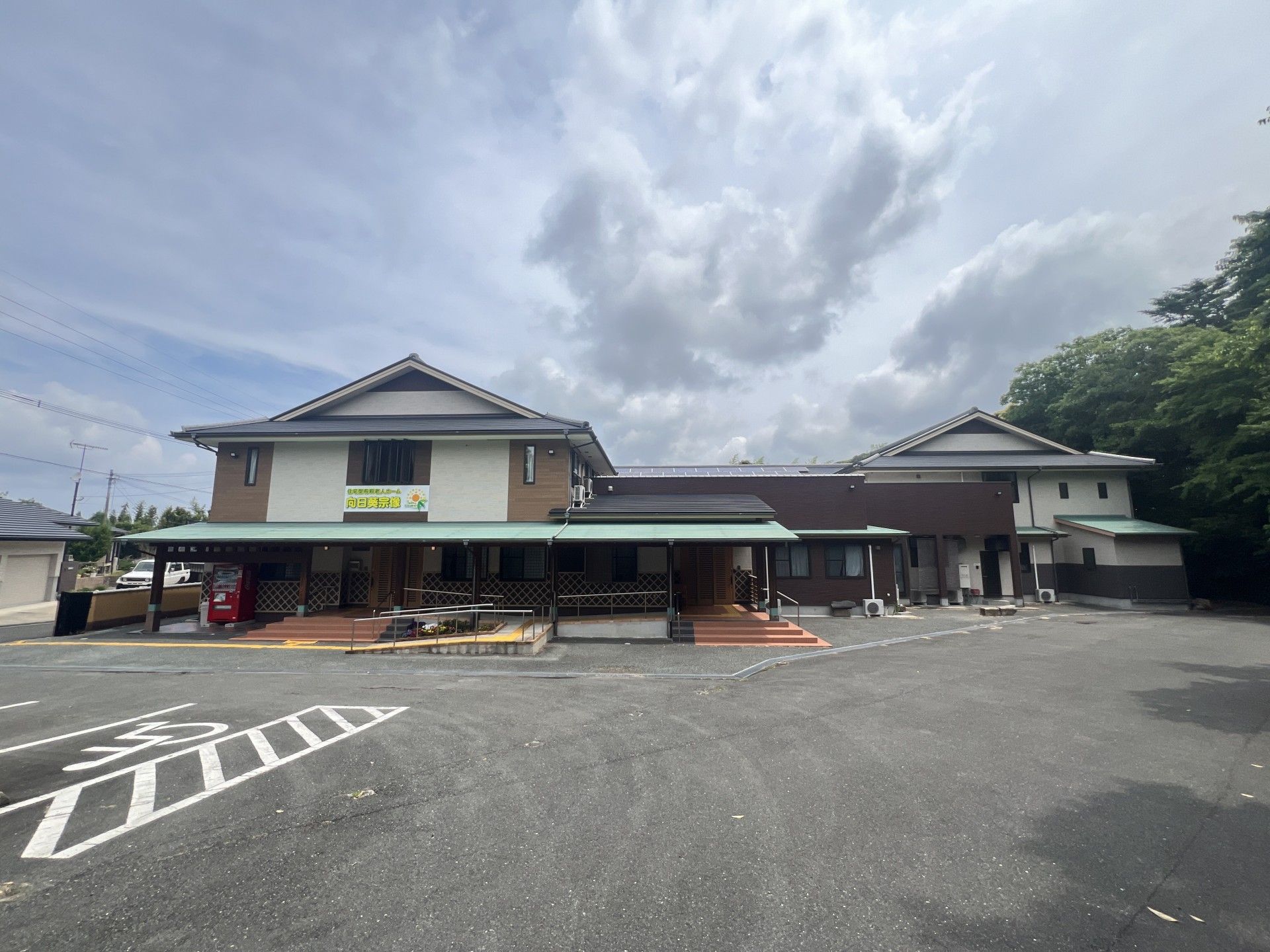広々とした施設の外観