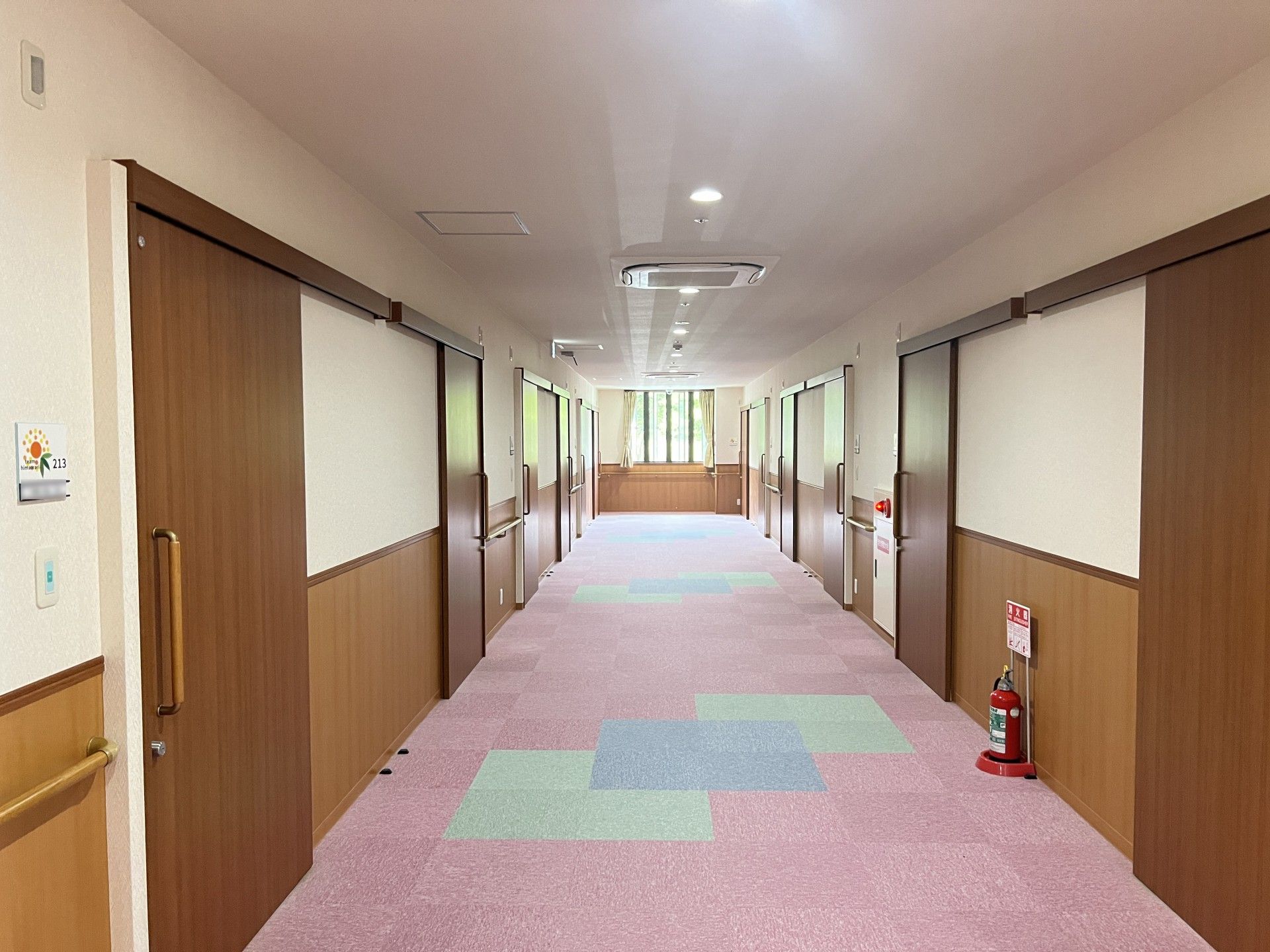ゆったり廊下の施設風景
