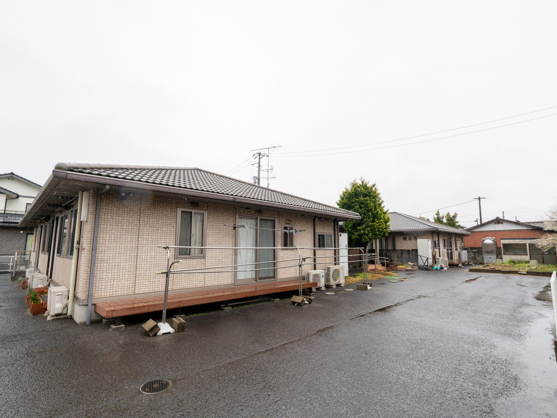 平屋建ての施設外観