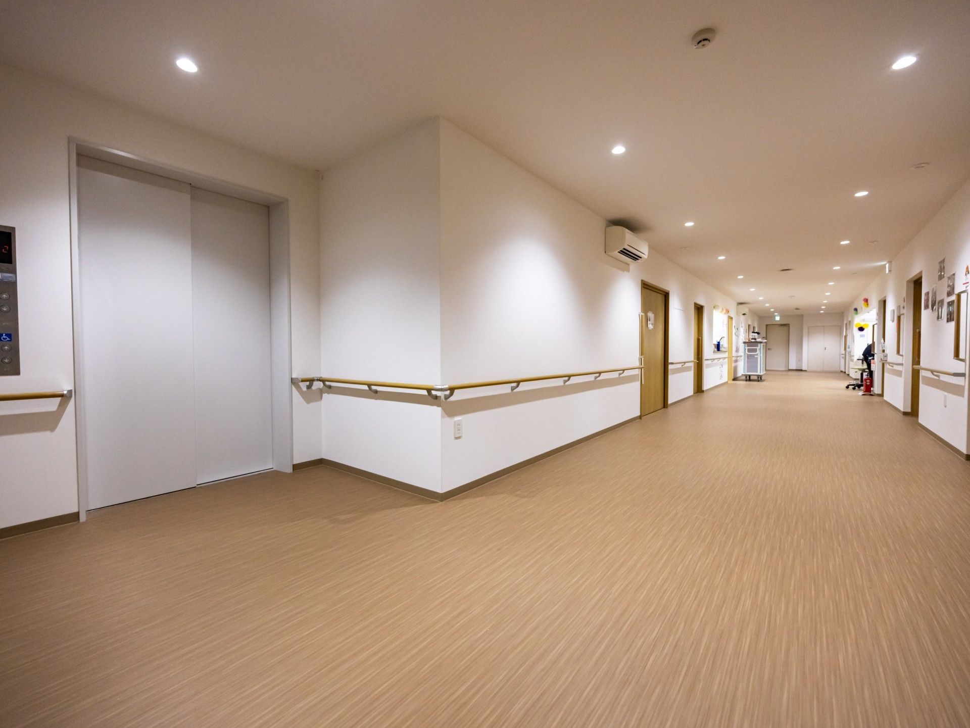 明るく広々とした廊下