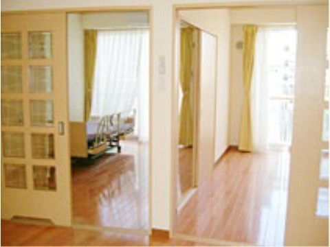 ベッドの配置されている部屋が引き戸で仕切られている居室