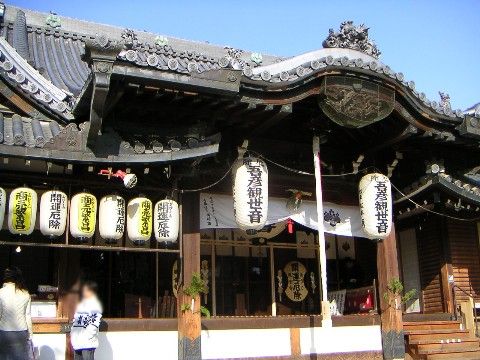 近隣にある神社の外観である。立派な造りの大きな神社である。開運厄除けと書かれた提灯がいくつもぶら下がっている。