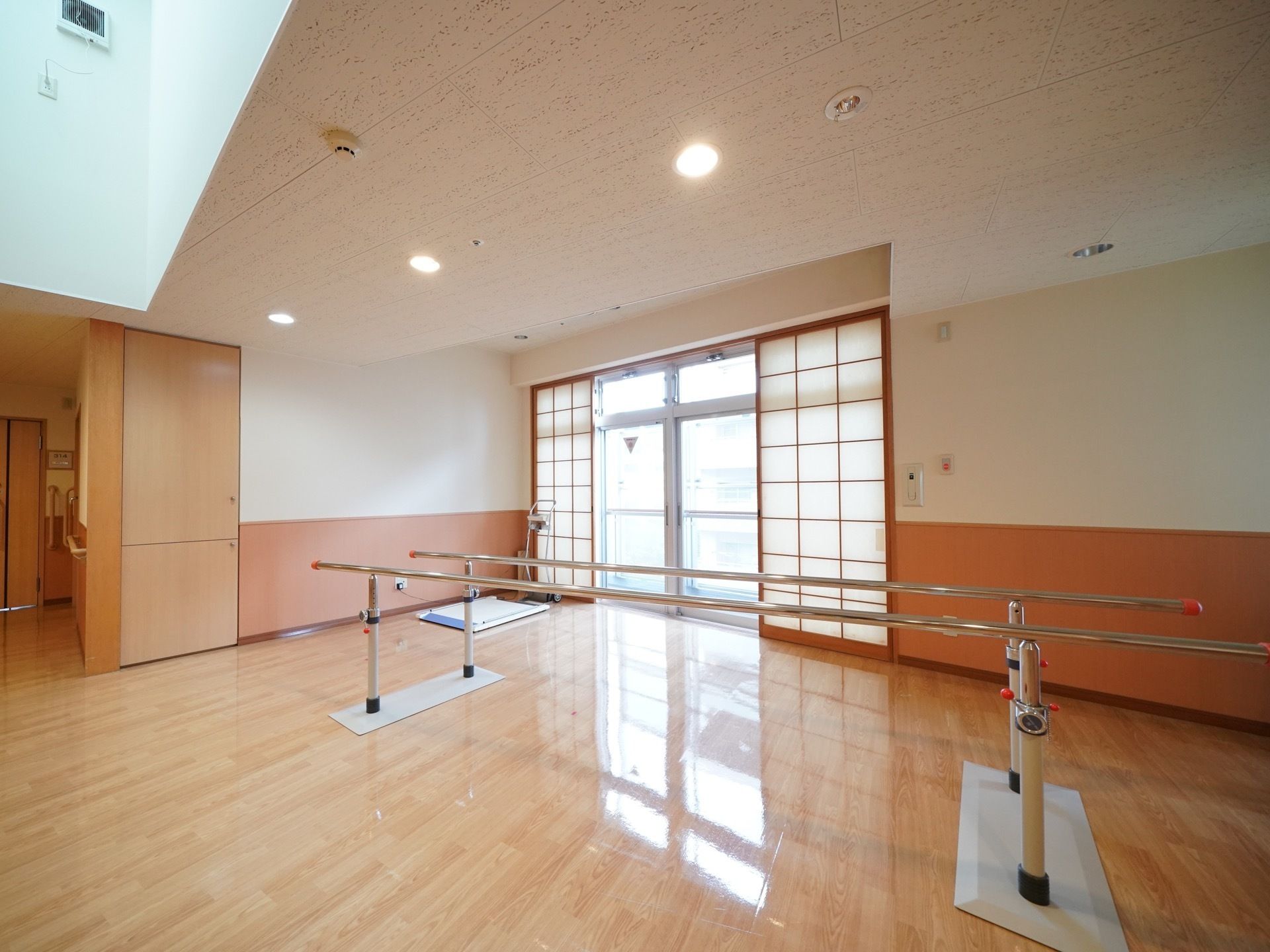 天井の一部が吹き抜けとなっている。フロア中心には平行棒が置かれており、窓に障子の貼られた扉が取りつけられている。