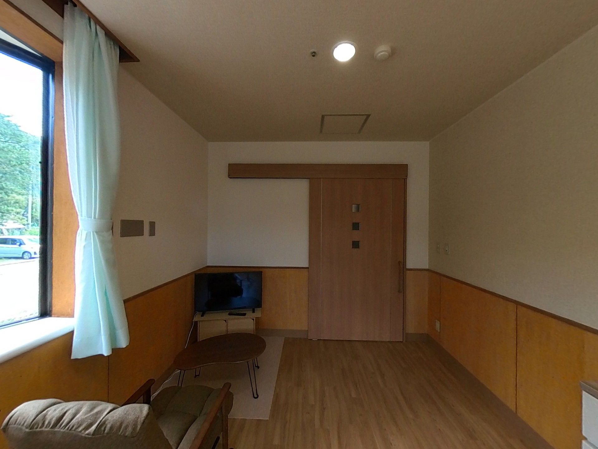 机と椅子、テレビのあるお部屋