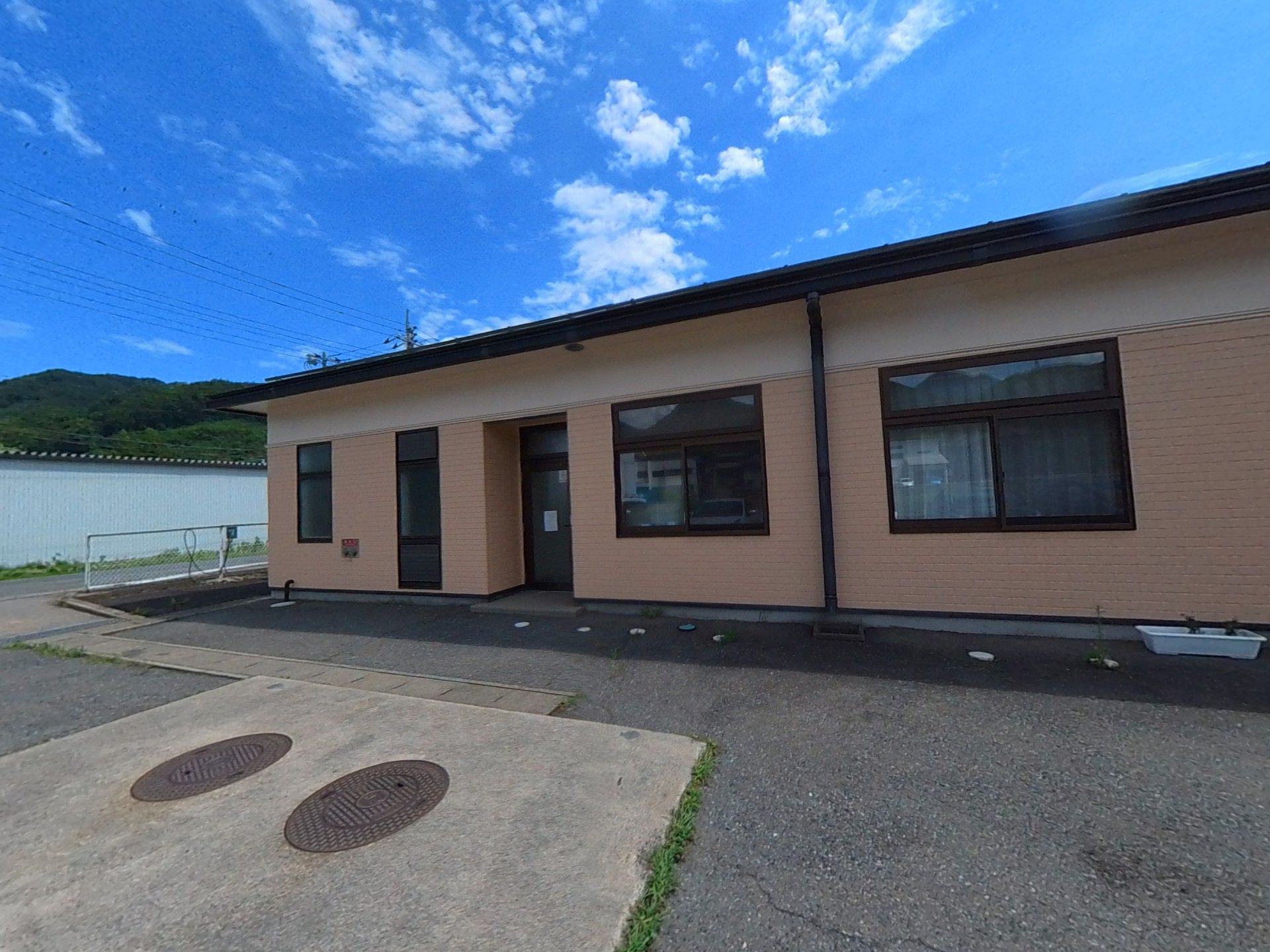 平屋建てのオレンジ色の建物一部