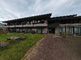 広々とした屋外施設が見える風景