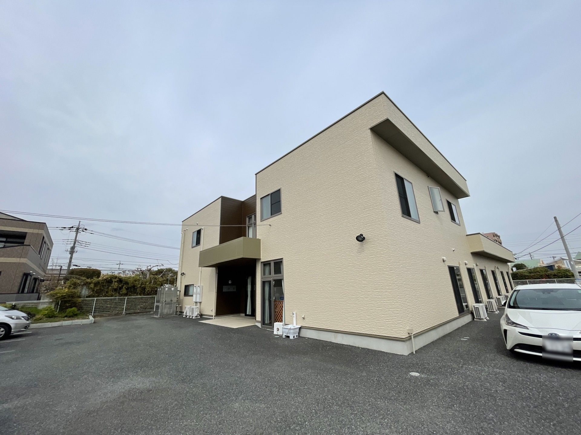 いすに座ってくつろぐ2名の男性