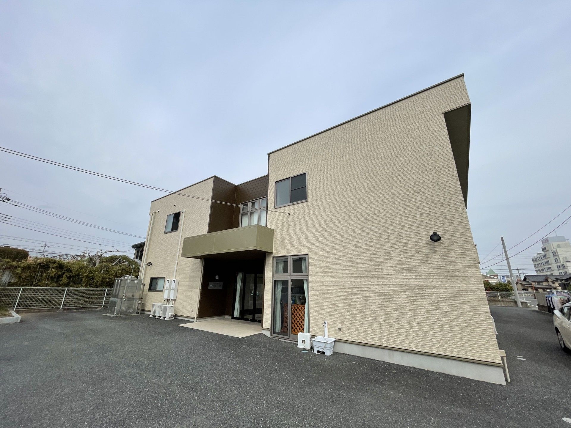 ゆったりとした外観の建物