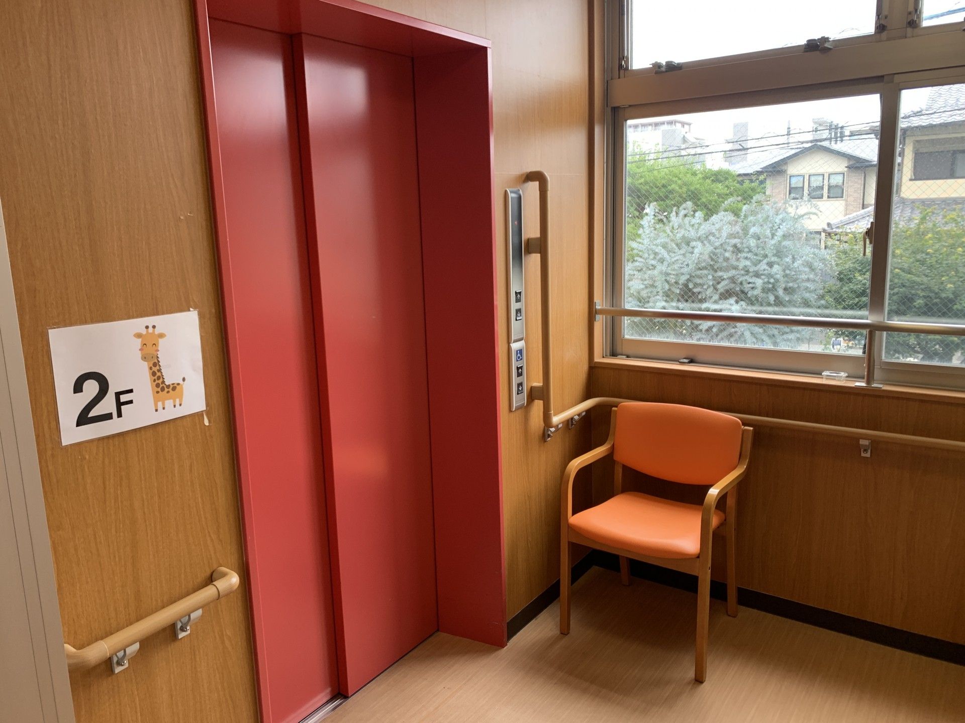 赤いエレベーター前の椅子