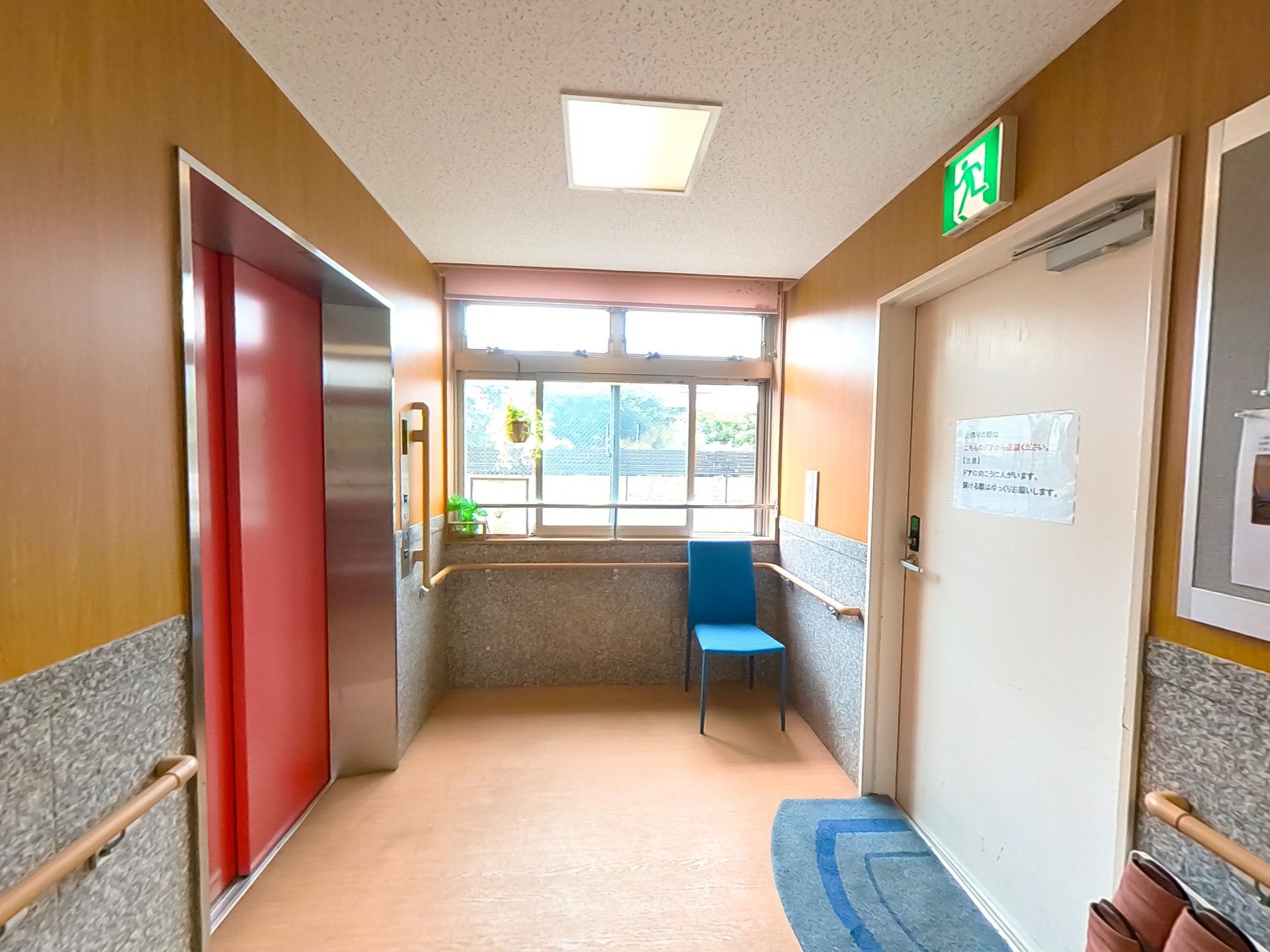 明るい廊下とエレベーター