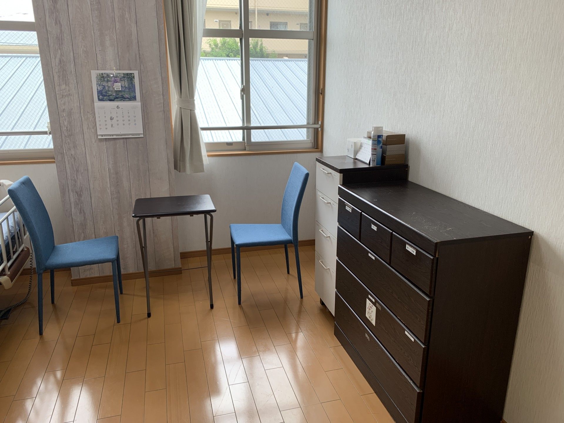 窓際のくつろぎスペース