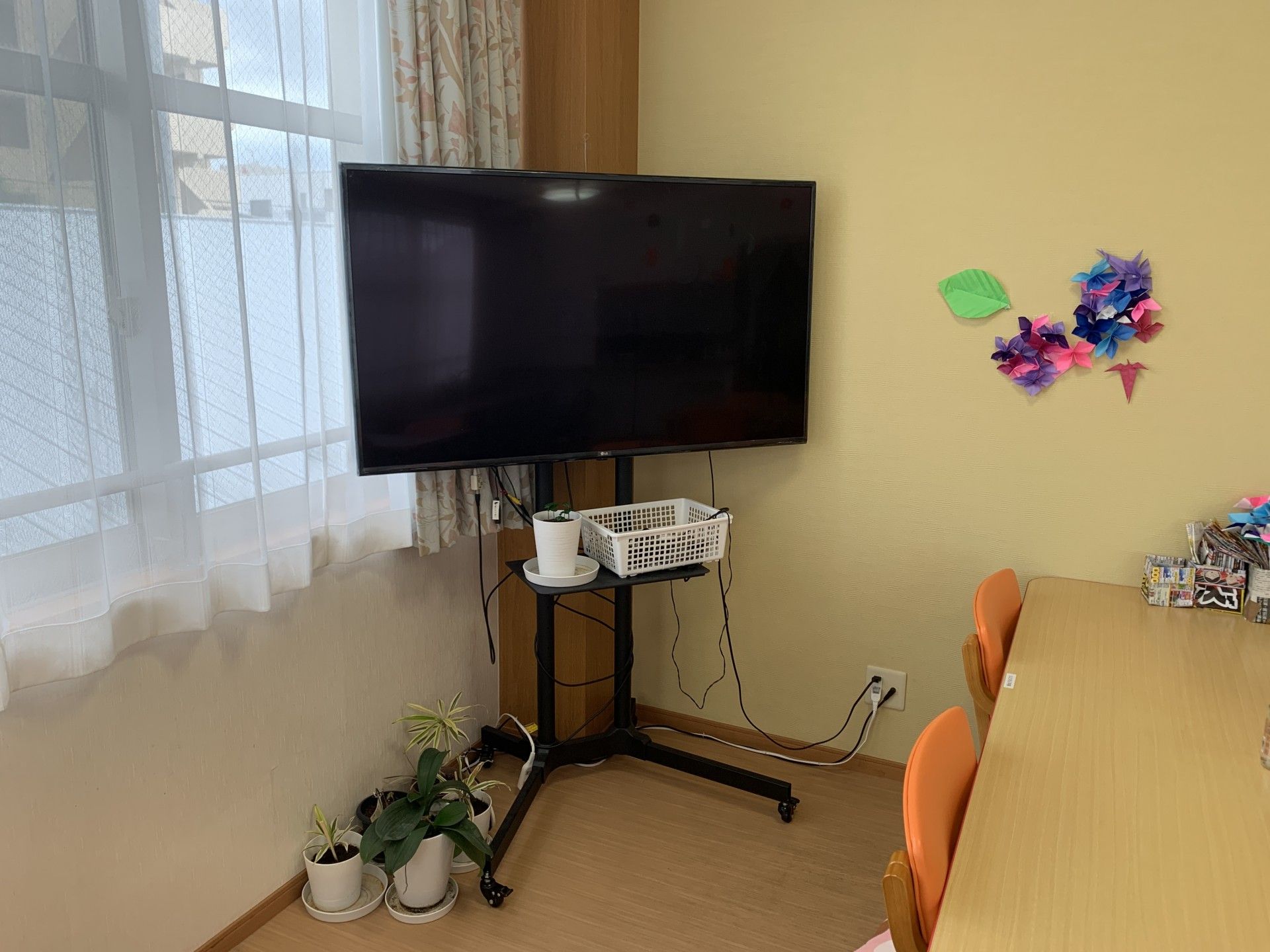 テレビと飾りのある部屋