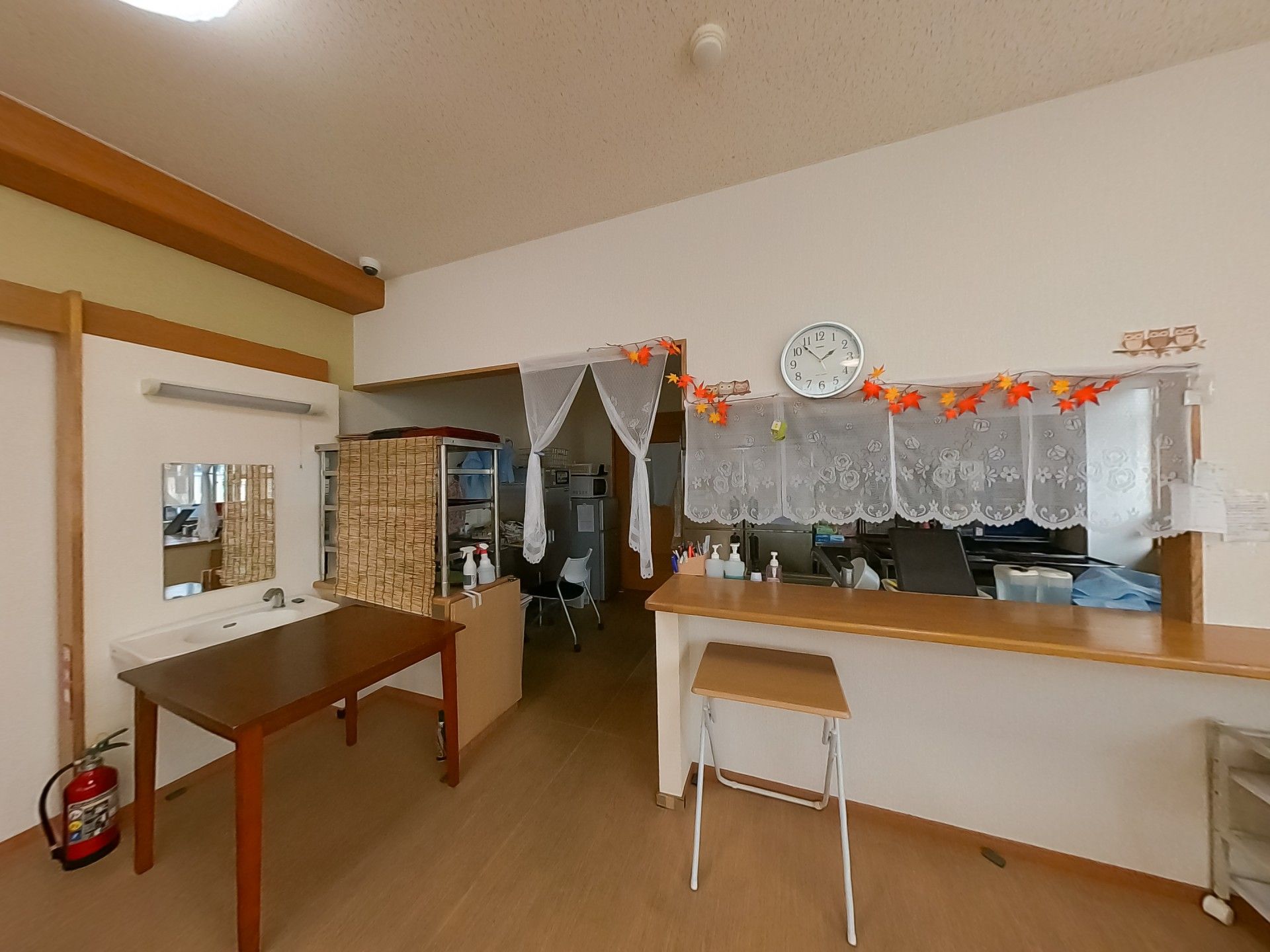 受付と洗面台のある空間