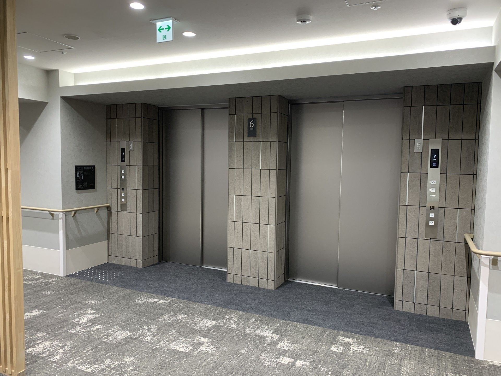 清潔感のあるエレベーターホール