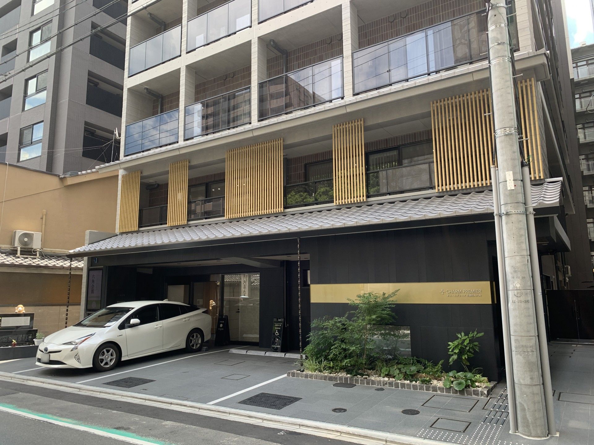 都会の落ち着いた入口