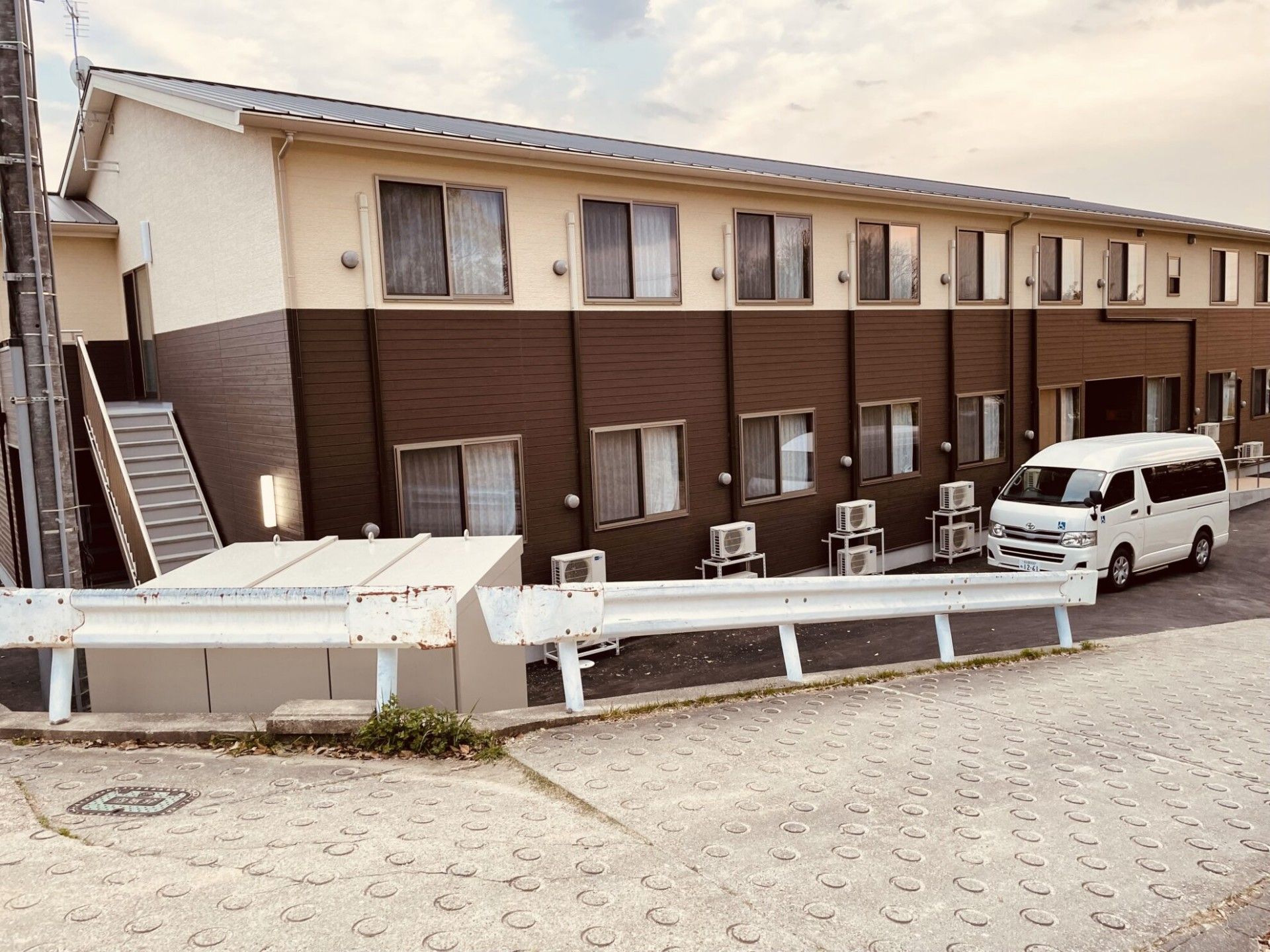 建物外観と駐車場