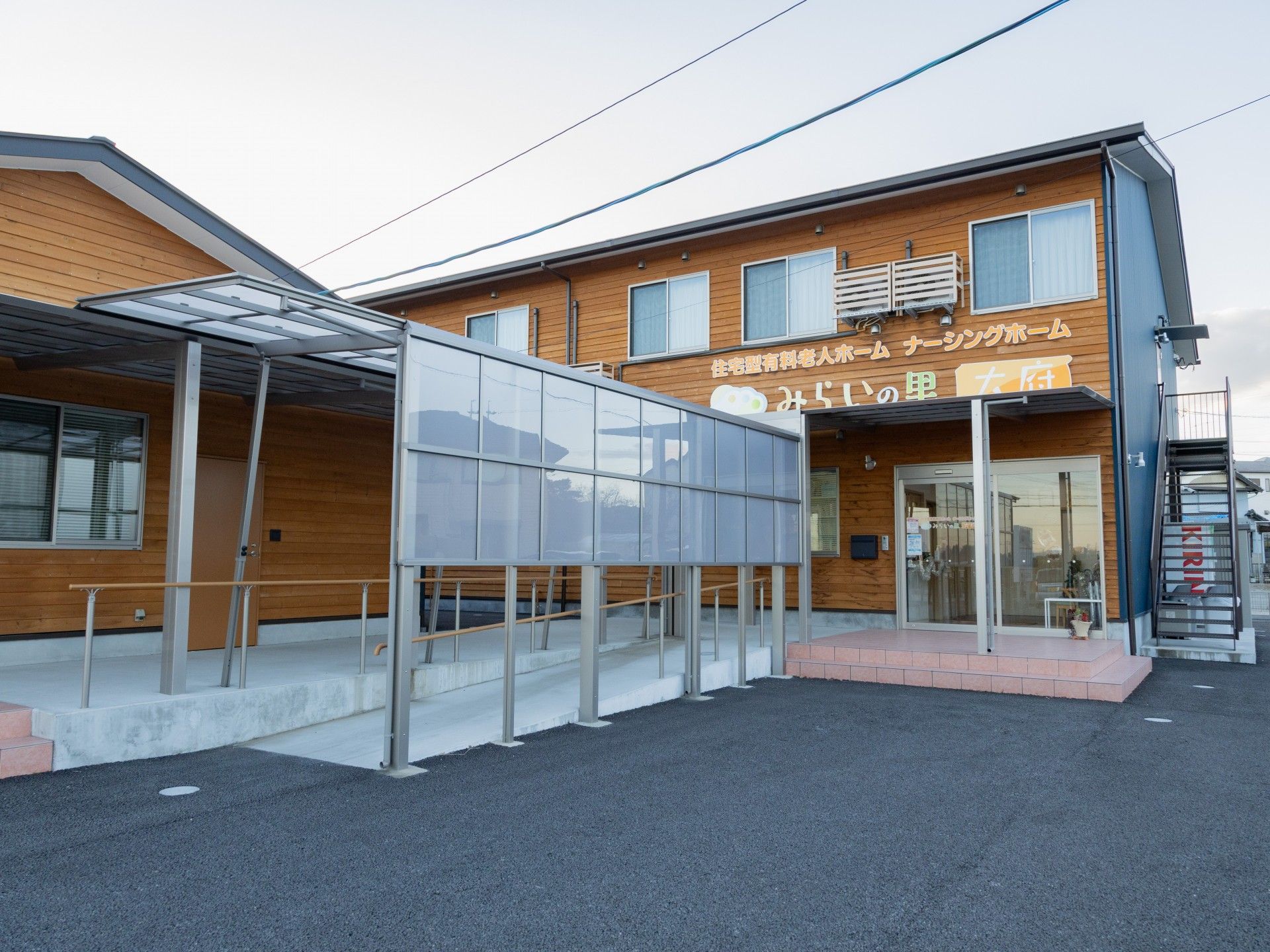 木造の建物の外観