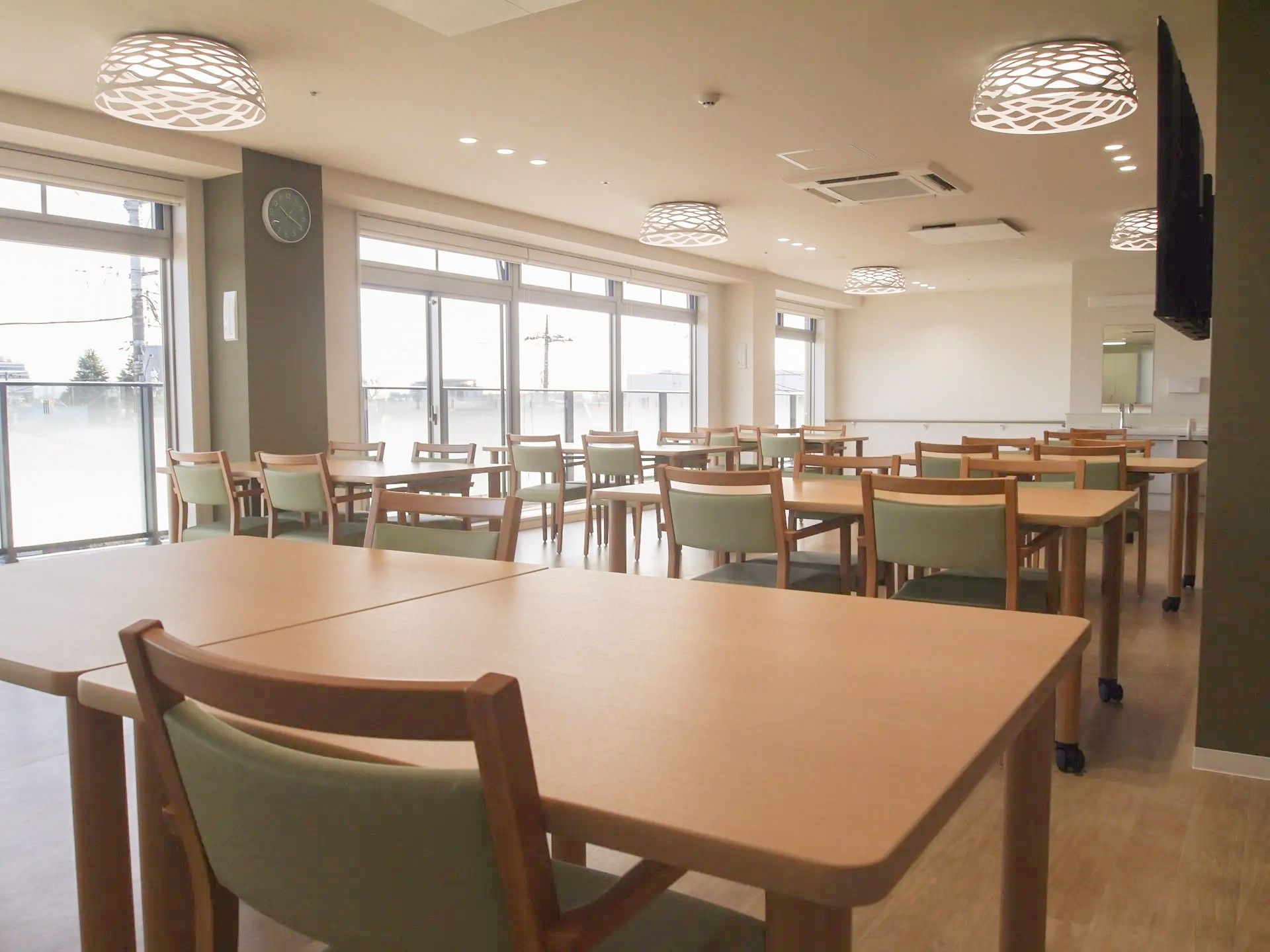 清潔な食堂の全景