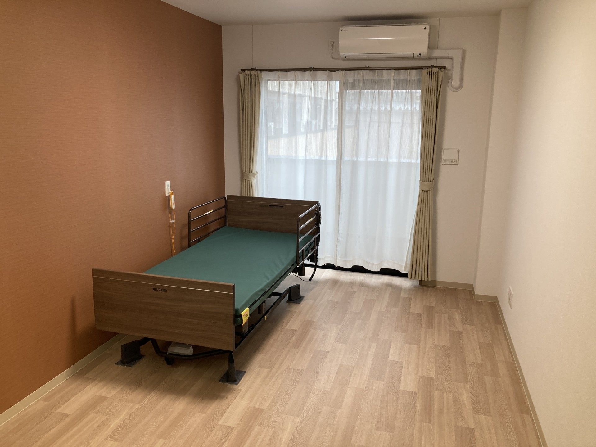 晴れた天気のもと、ご高齢な男女4名が親しげに会話をしている。