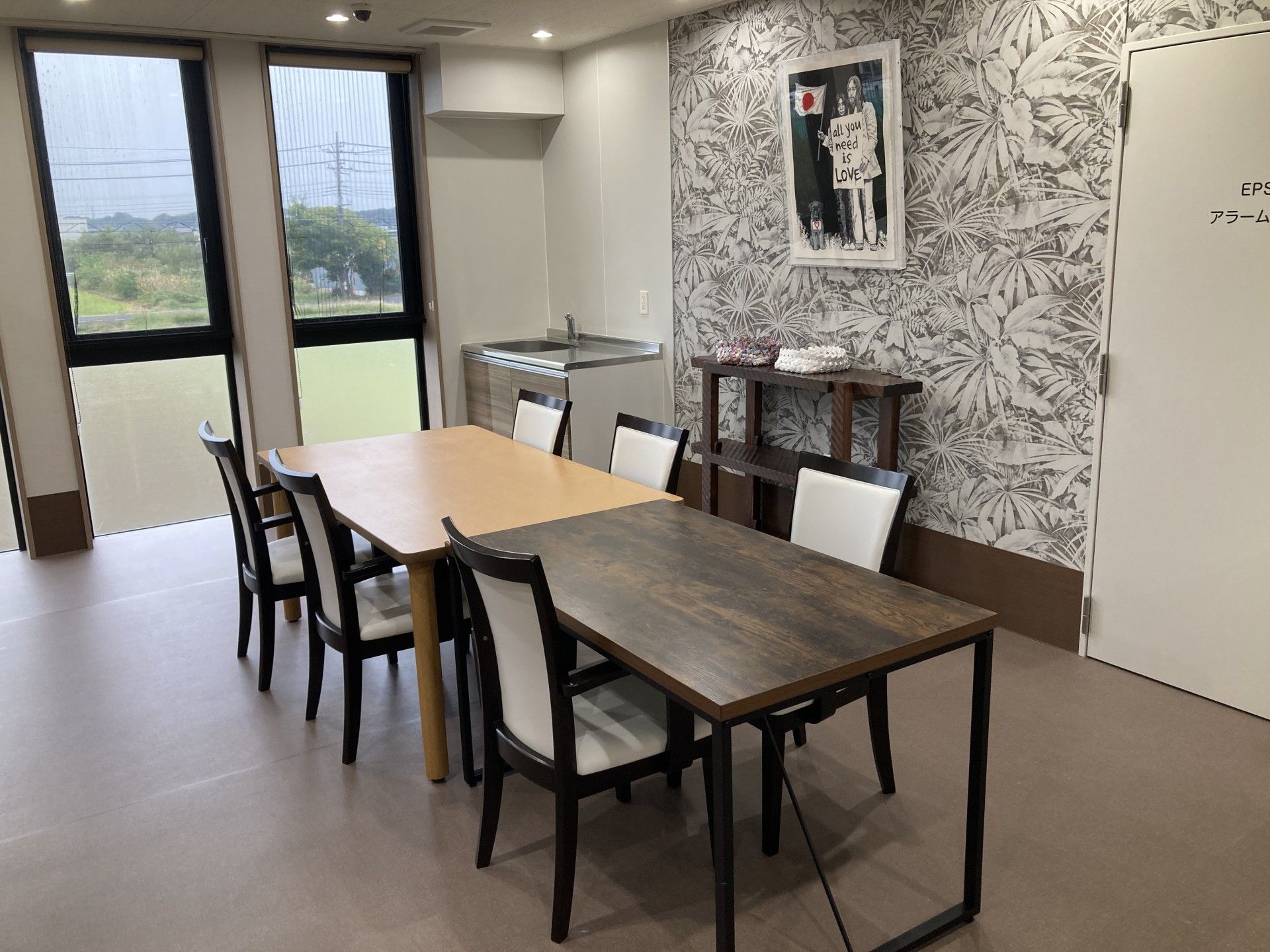 窓際のテーブルと椅子