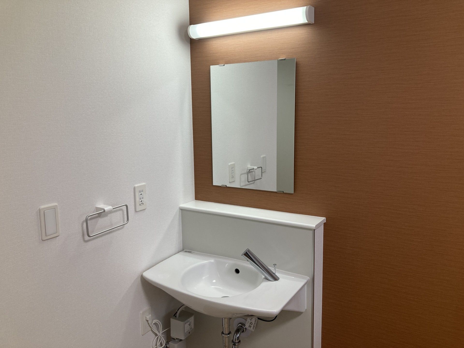 洗面台と鏡のある空間