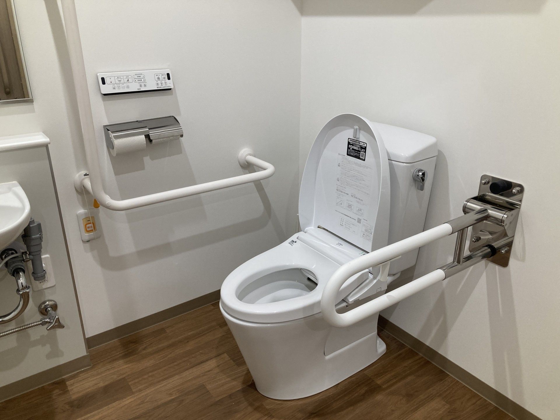 手すり付きのトイレ