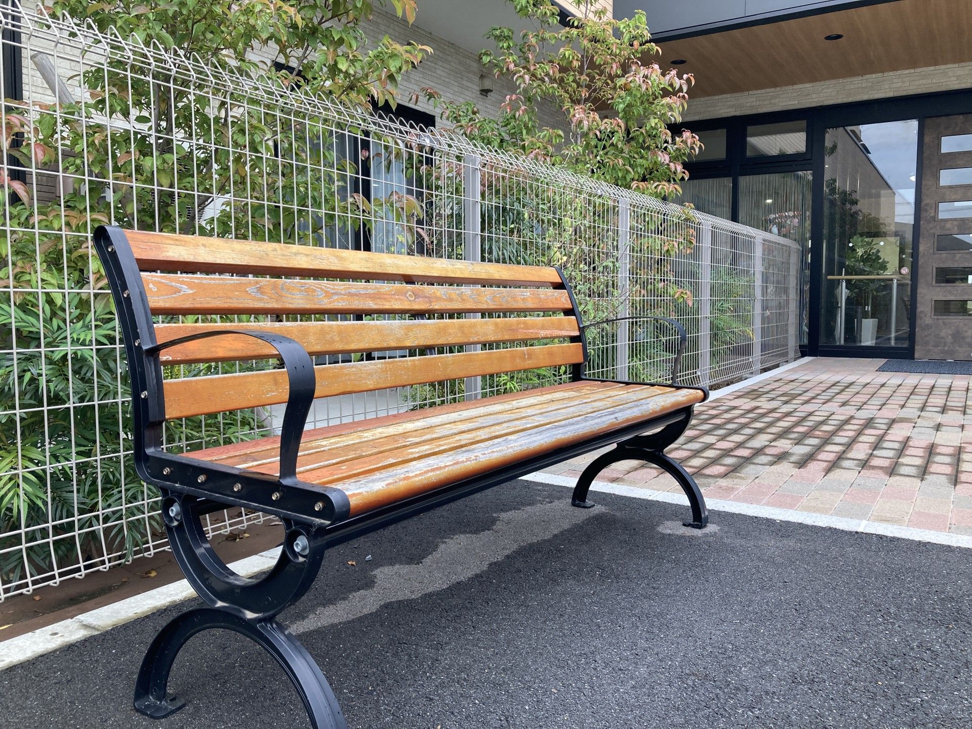 木製ベンチのある玄関前