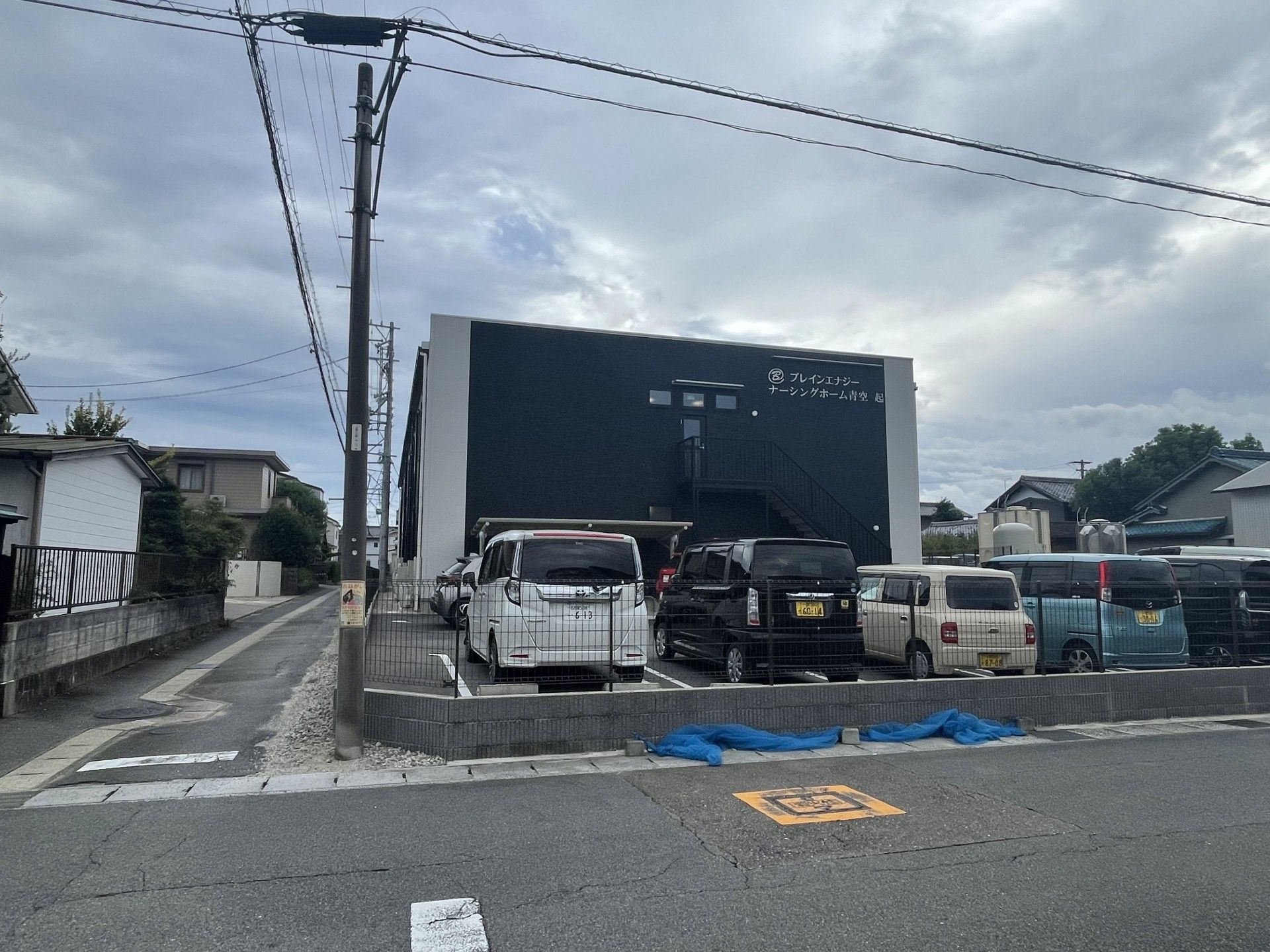 黒い外壁の建物外観