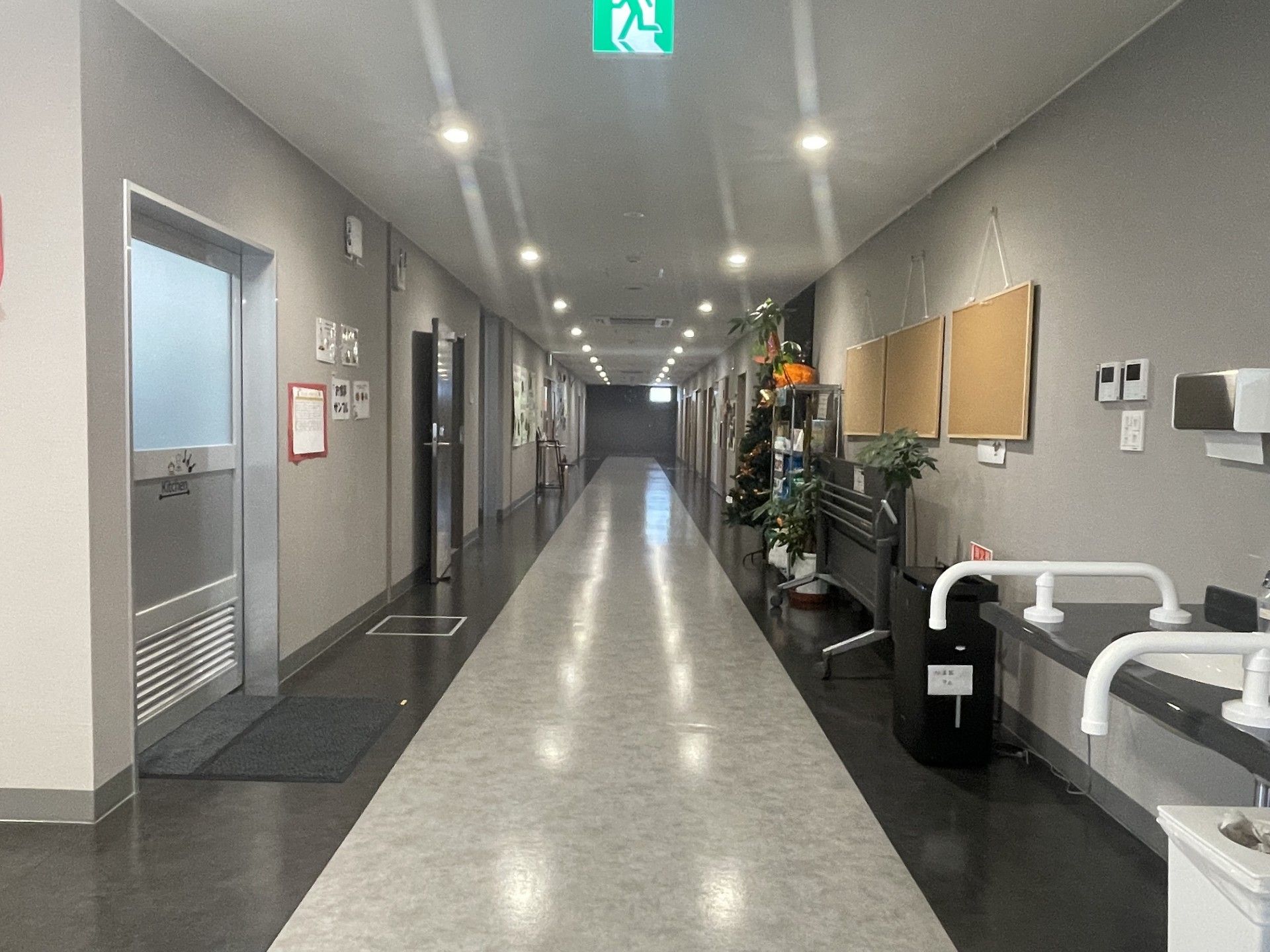 清潔な廊下の風景
