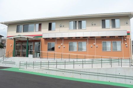 明るい外観の建物