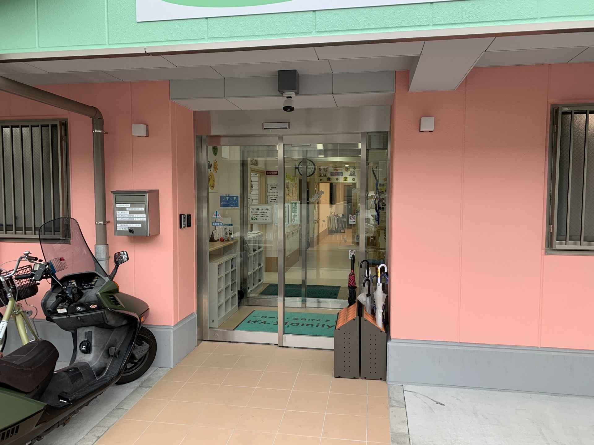 入口の明るい施設