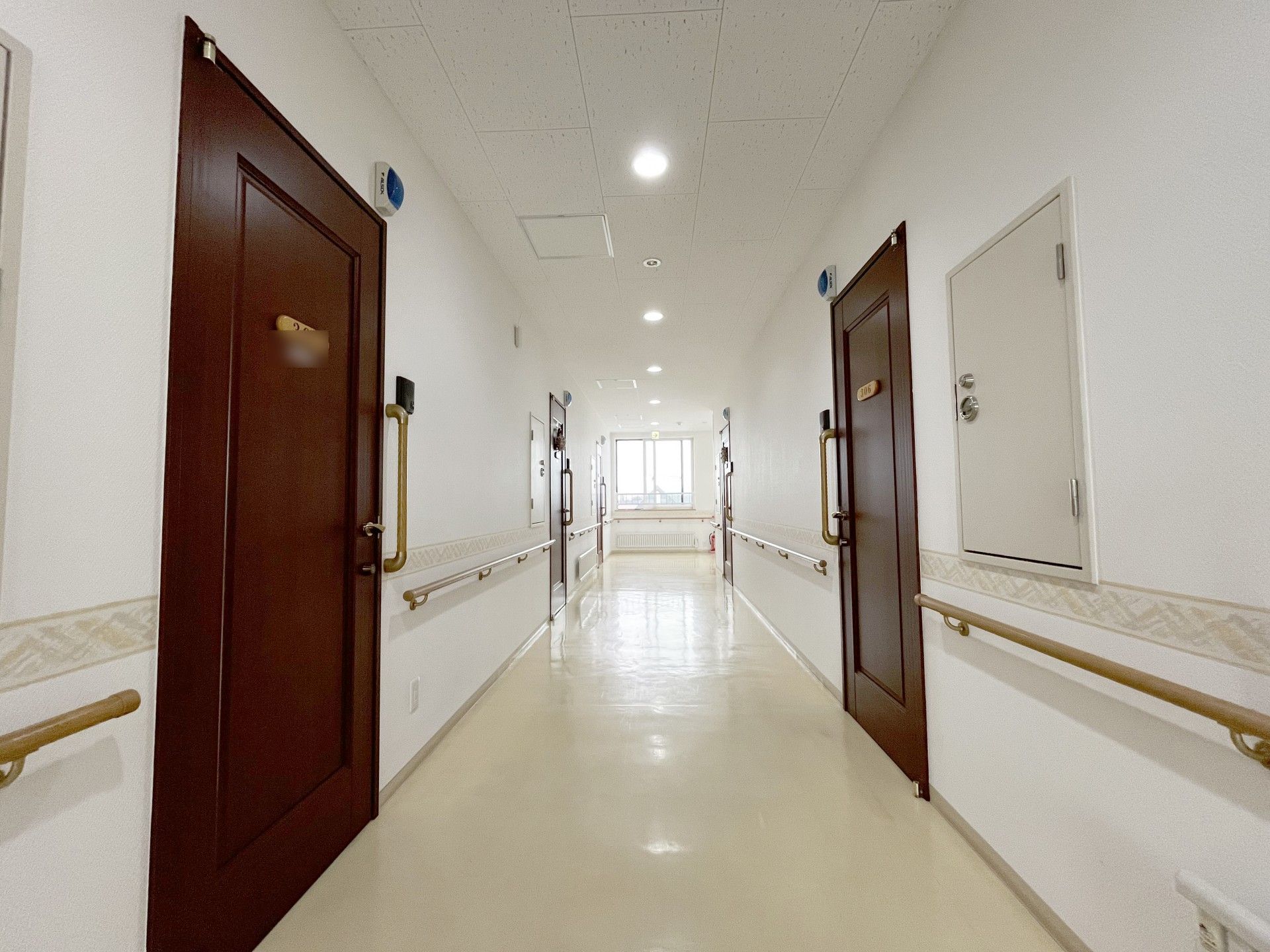 安全な手すり付き廊下