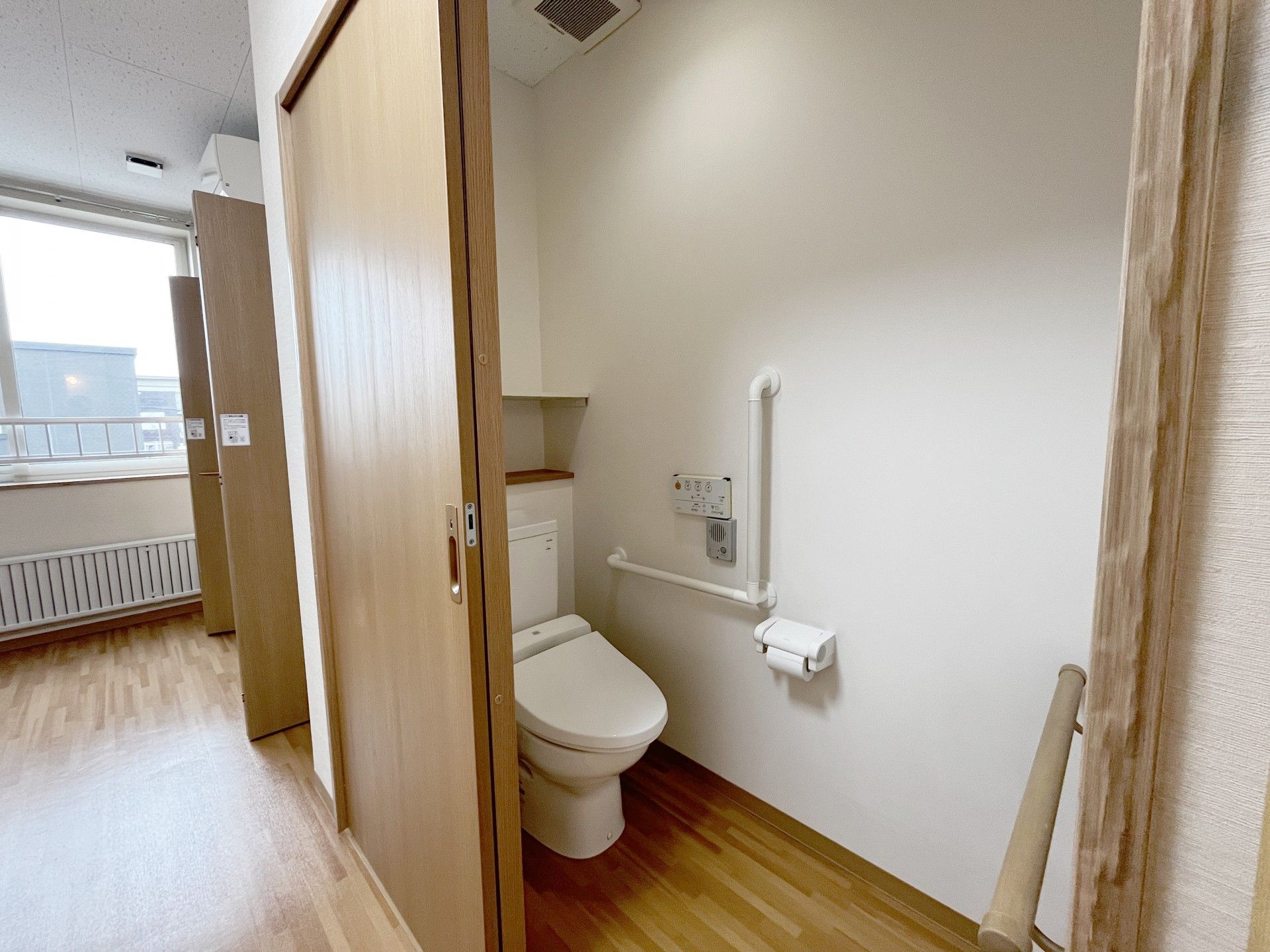 手すり付きのトイレ