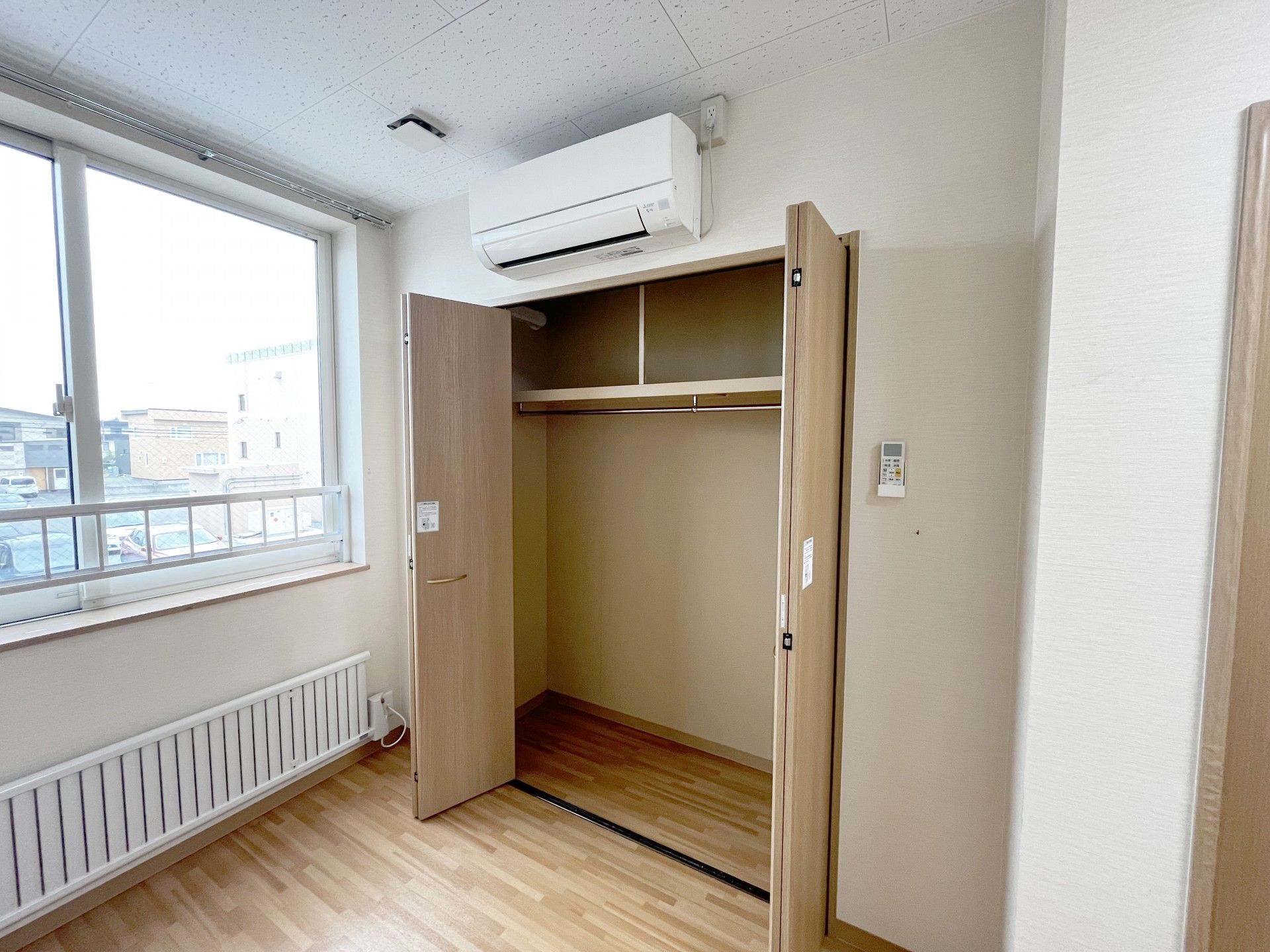 収納付きの明るい部屋