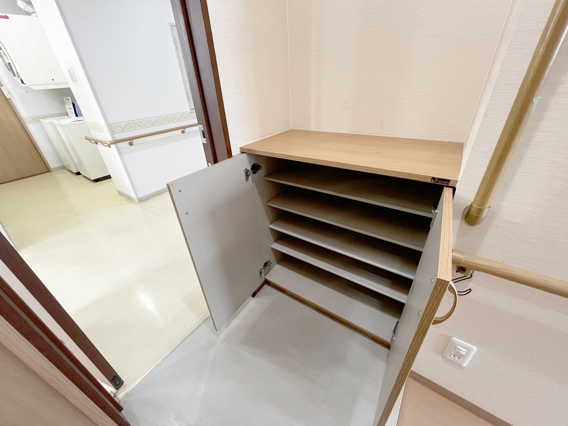 収納棚と廊下