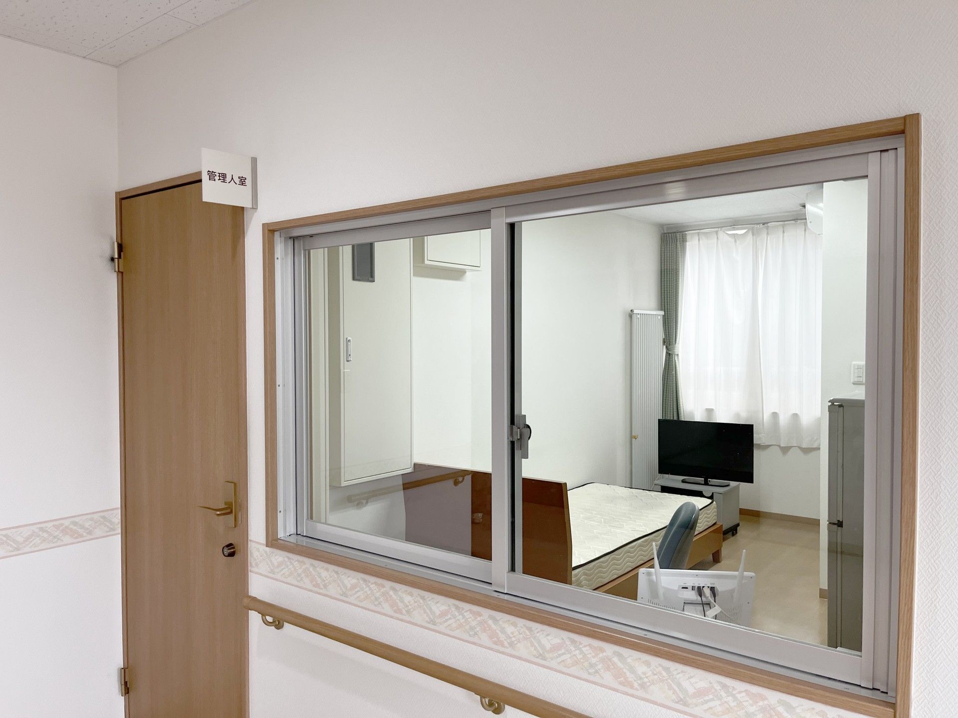 管理人室の窓