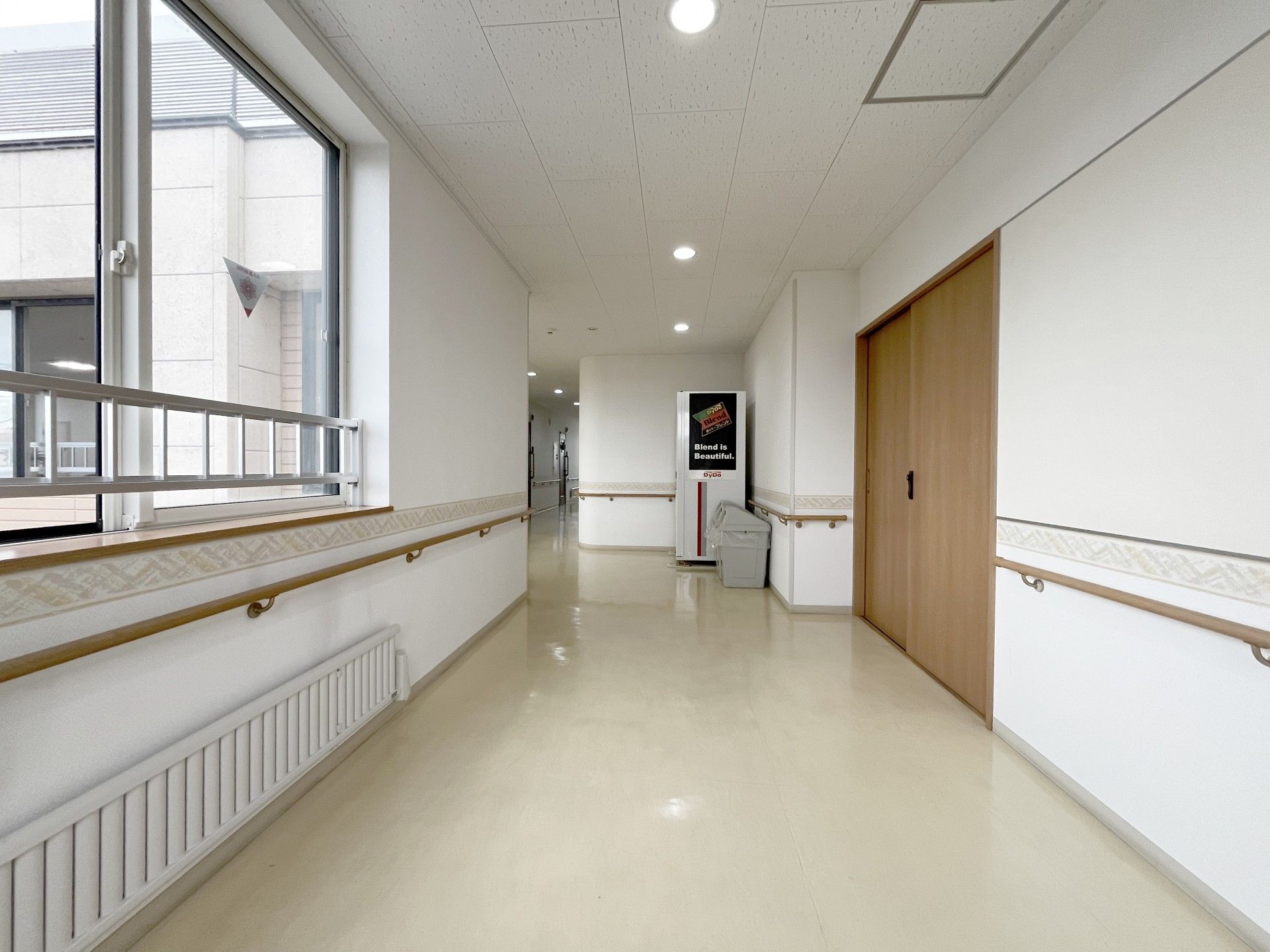 手すり付きの明るい廊下