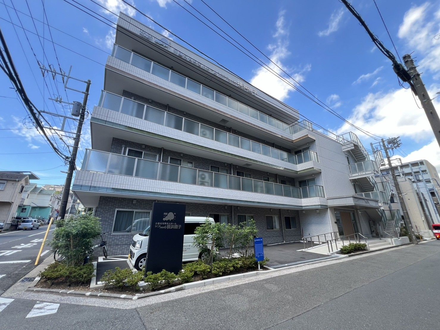 椅子と机、花が置いてある部屋