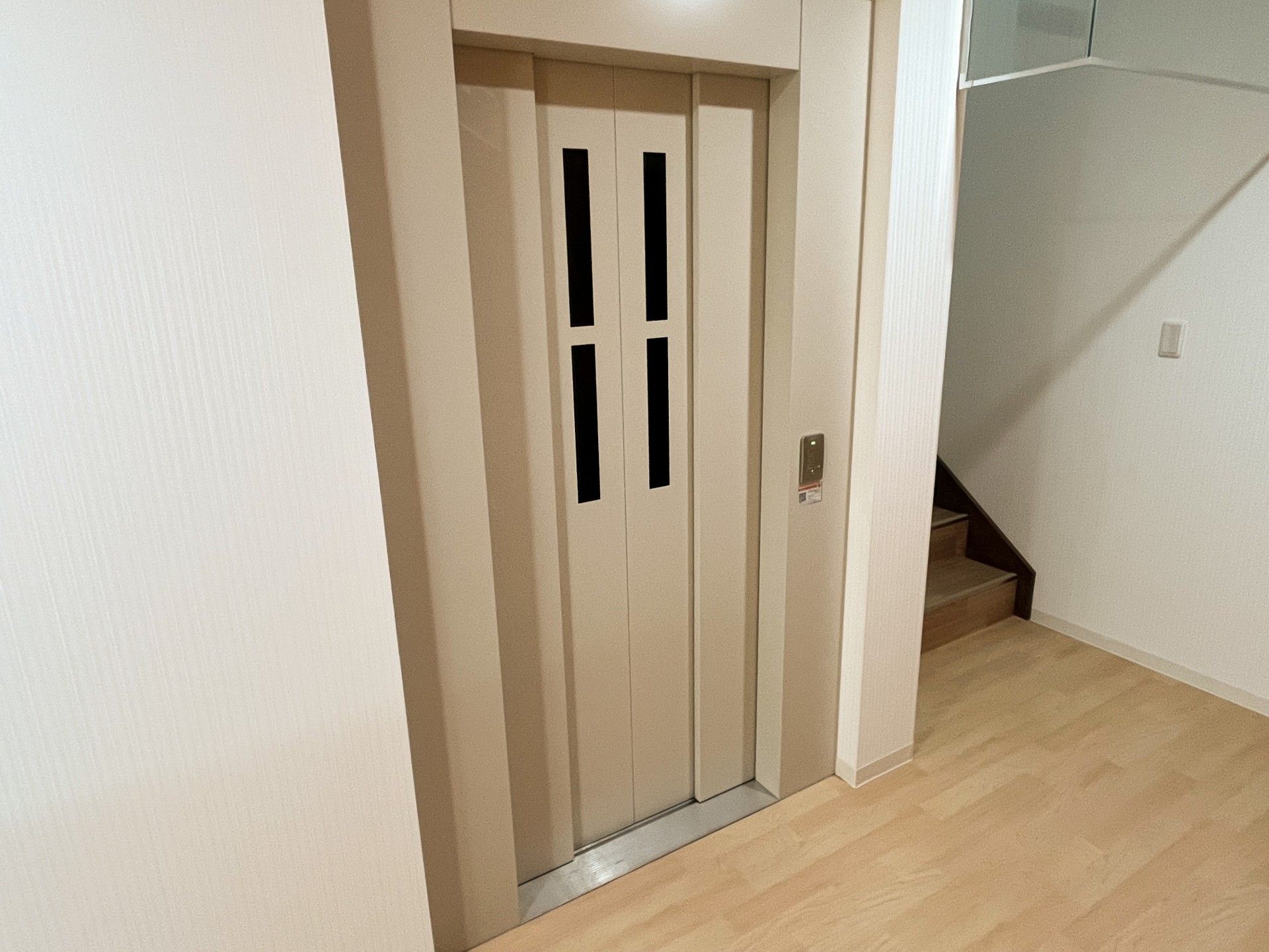 エレベーターの前