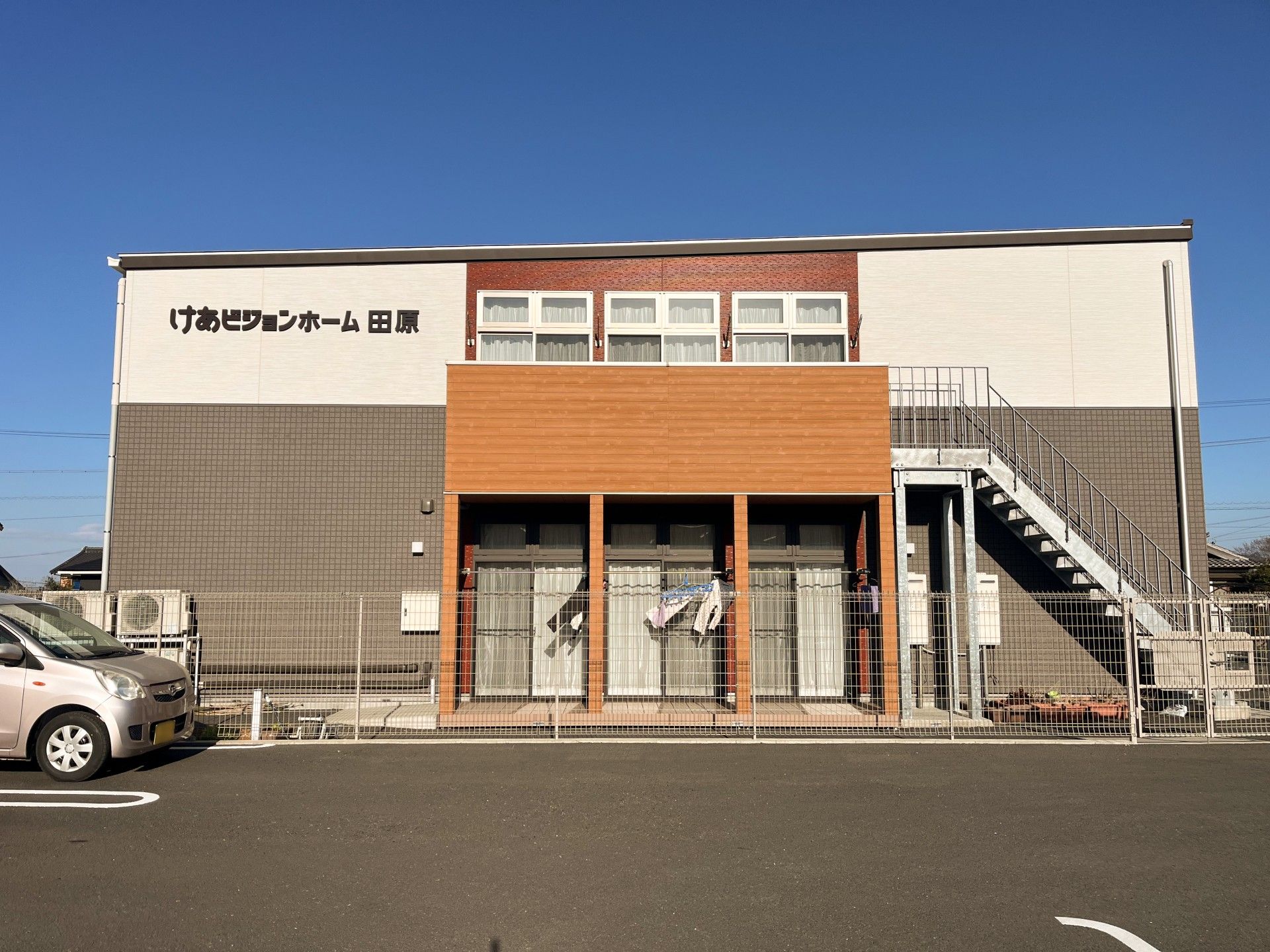 建物外観と駐車場