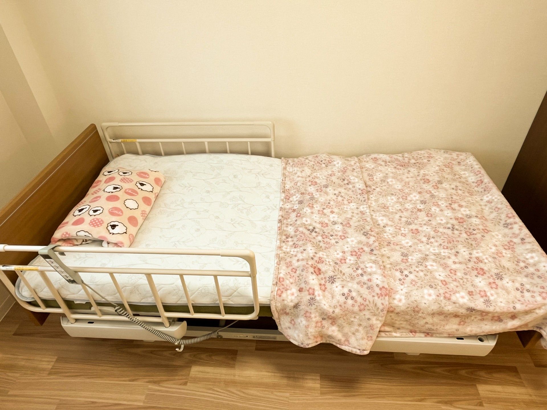 ベッドと寝具の様子