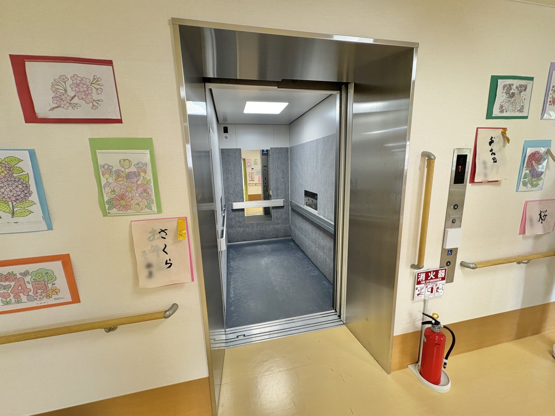 手すり付きのエレベーター