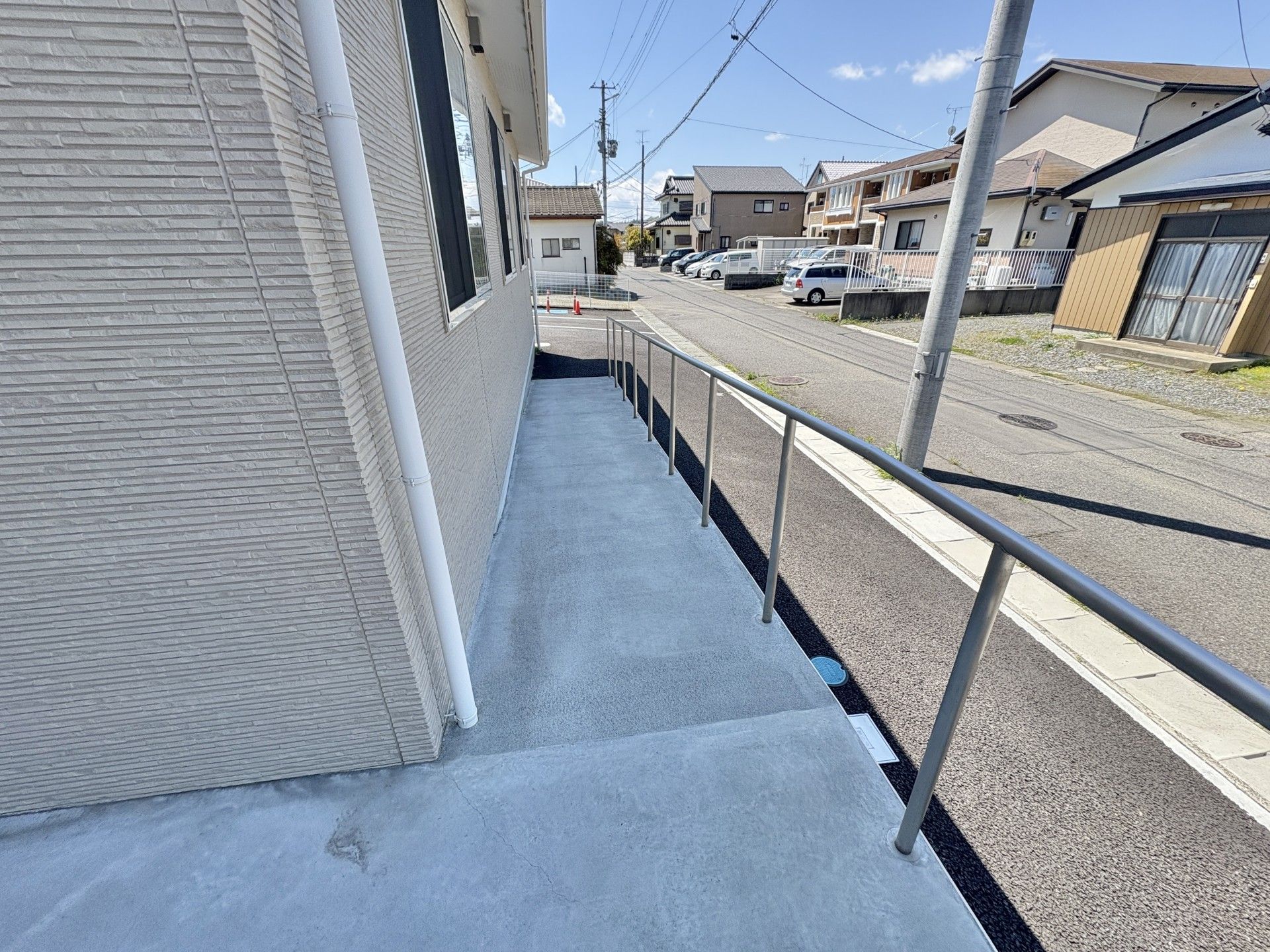 手すり付きのスロープ