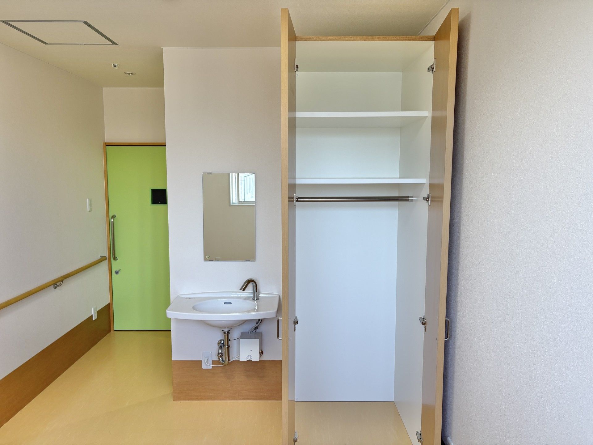 洗面台と収納のある部屋