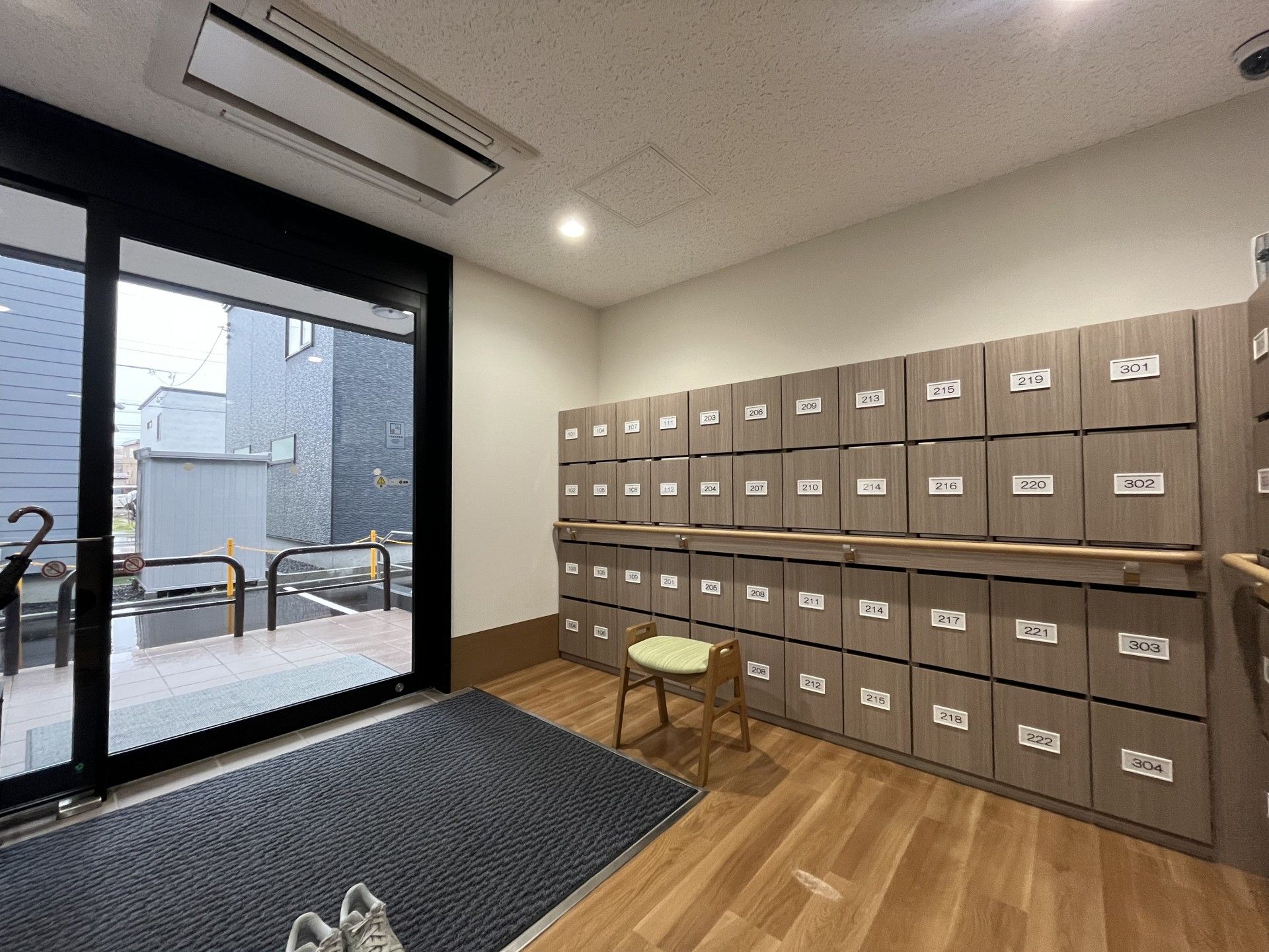 郵便箱とエントランス