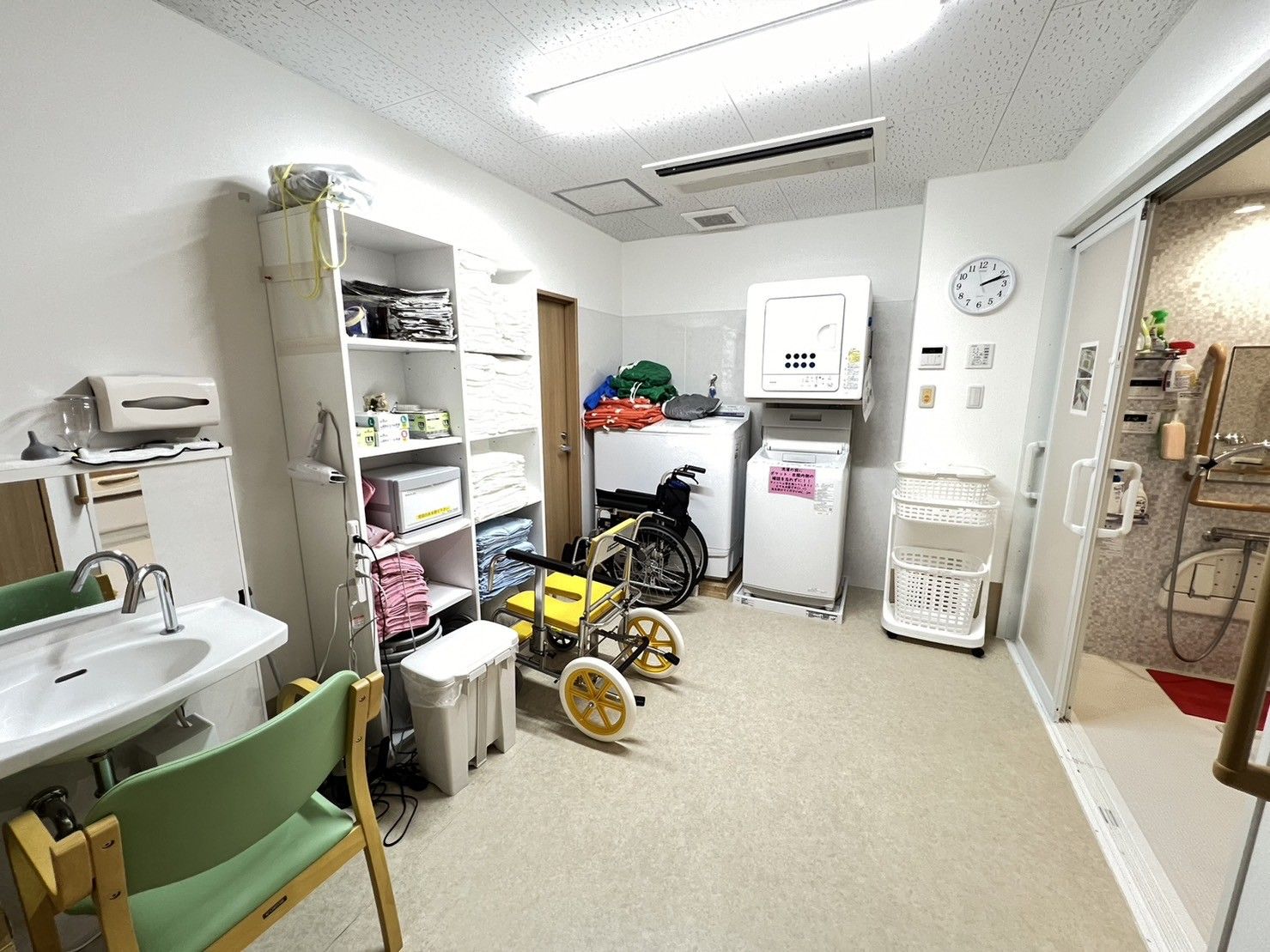 洗濯設備と収納棚の部屋